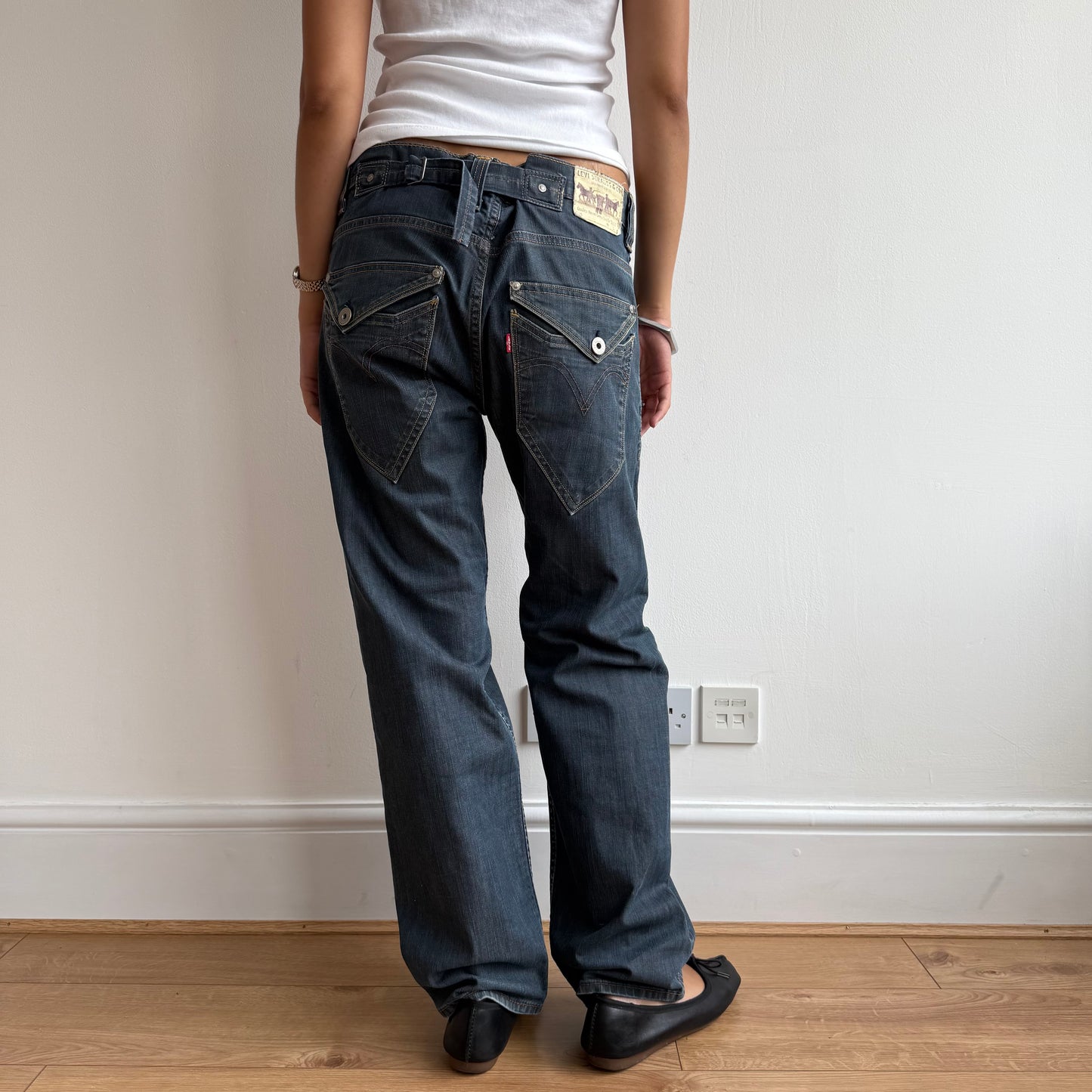 Levis cinch back jeans - Size M