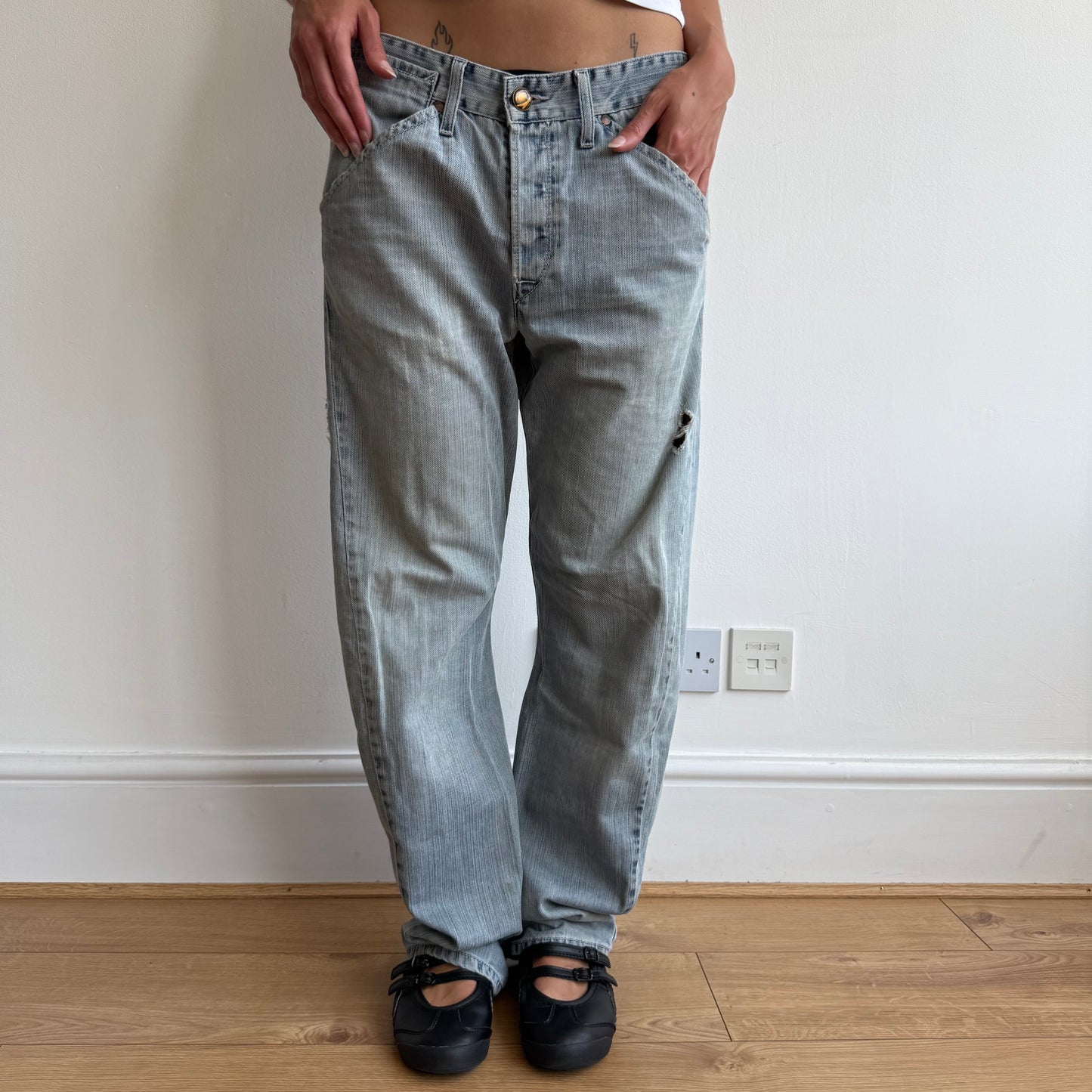Levi’s engineered light wash patch jeans - Size 31x32
