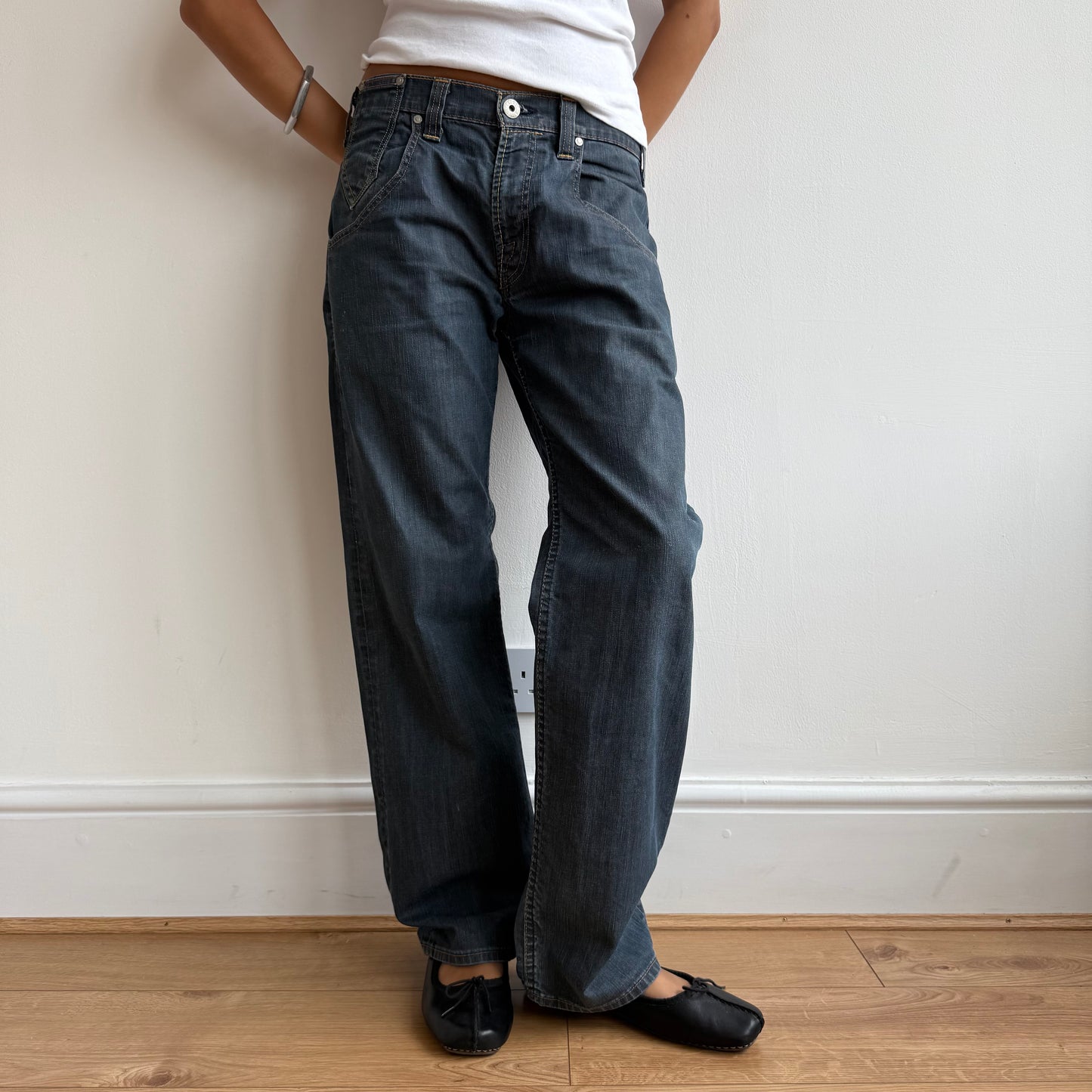 Levis cinch back jeans - Size M