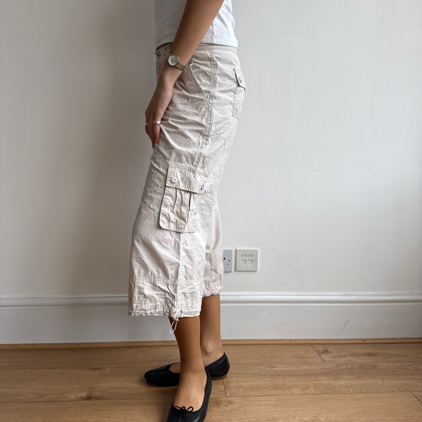 Beige toggle cargo capris - Size M