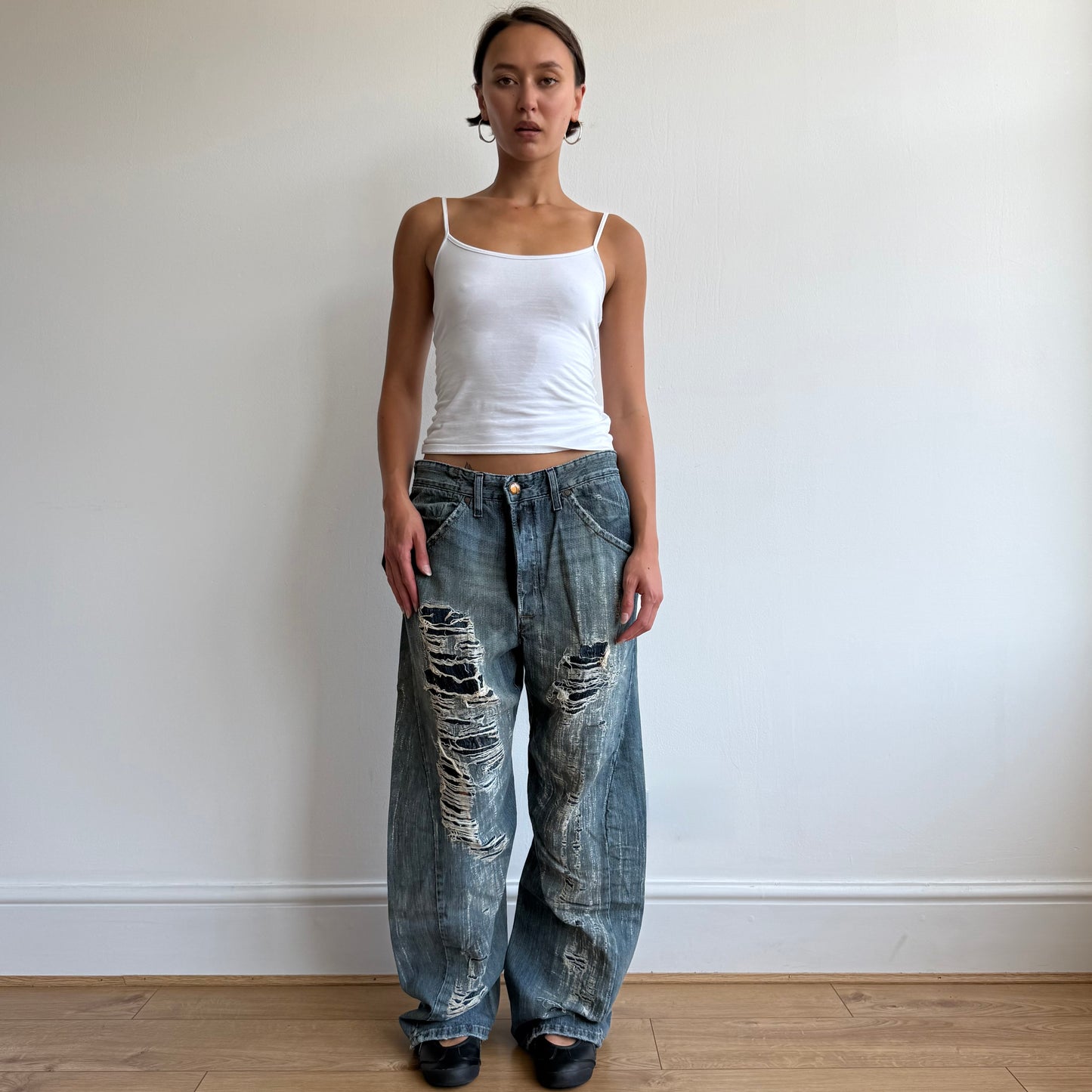 BNWT Levi’s Engineered button back distressed jeans - Size 34x32