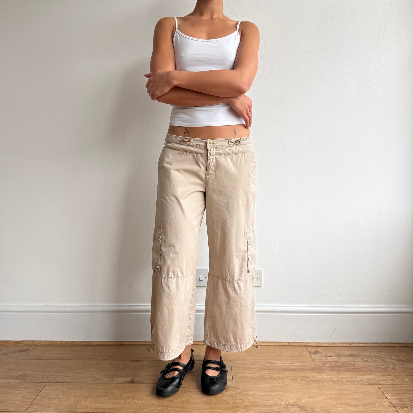 Beige toggle cargo capris - Size M
