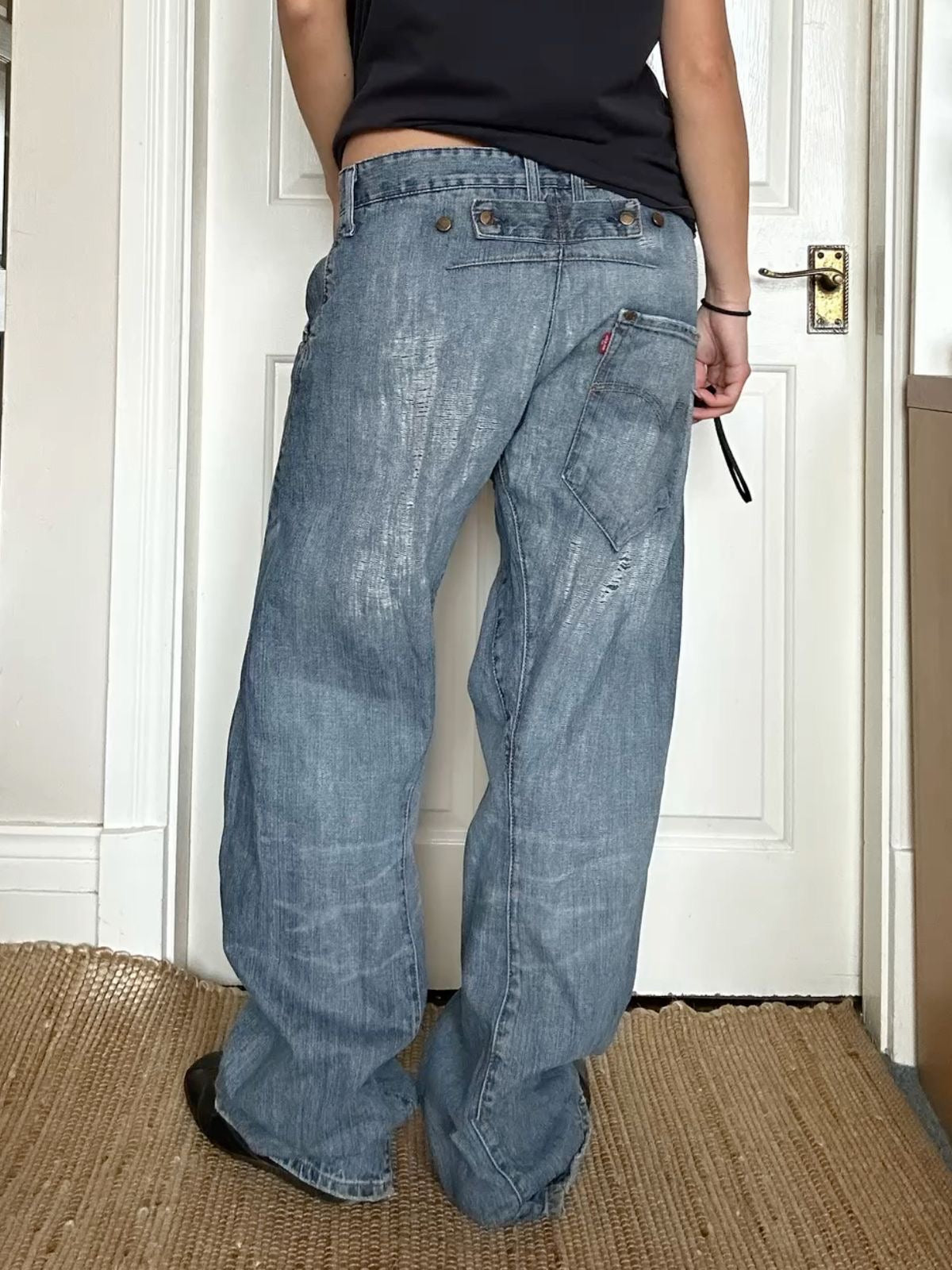 BNWT Levi’s Engineered button back distressed jeans - Size 34x32