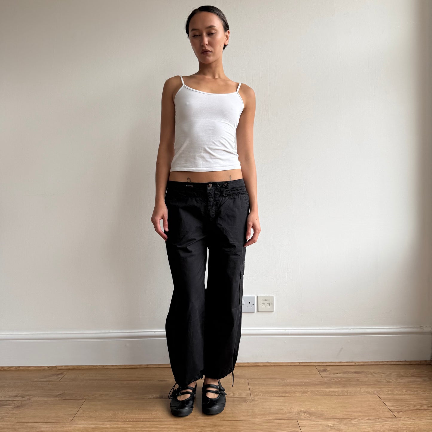 Black toggle cargo capris - Size M