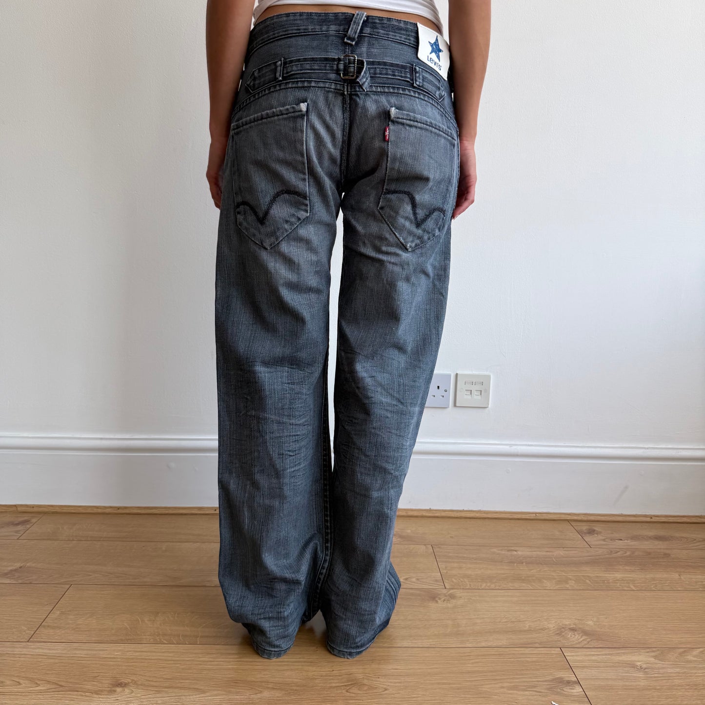 Levi’s star cinch back jeans - Size 32x32