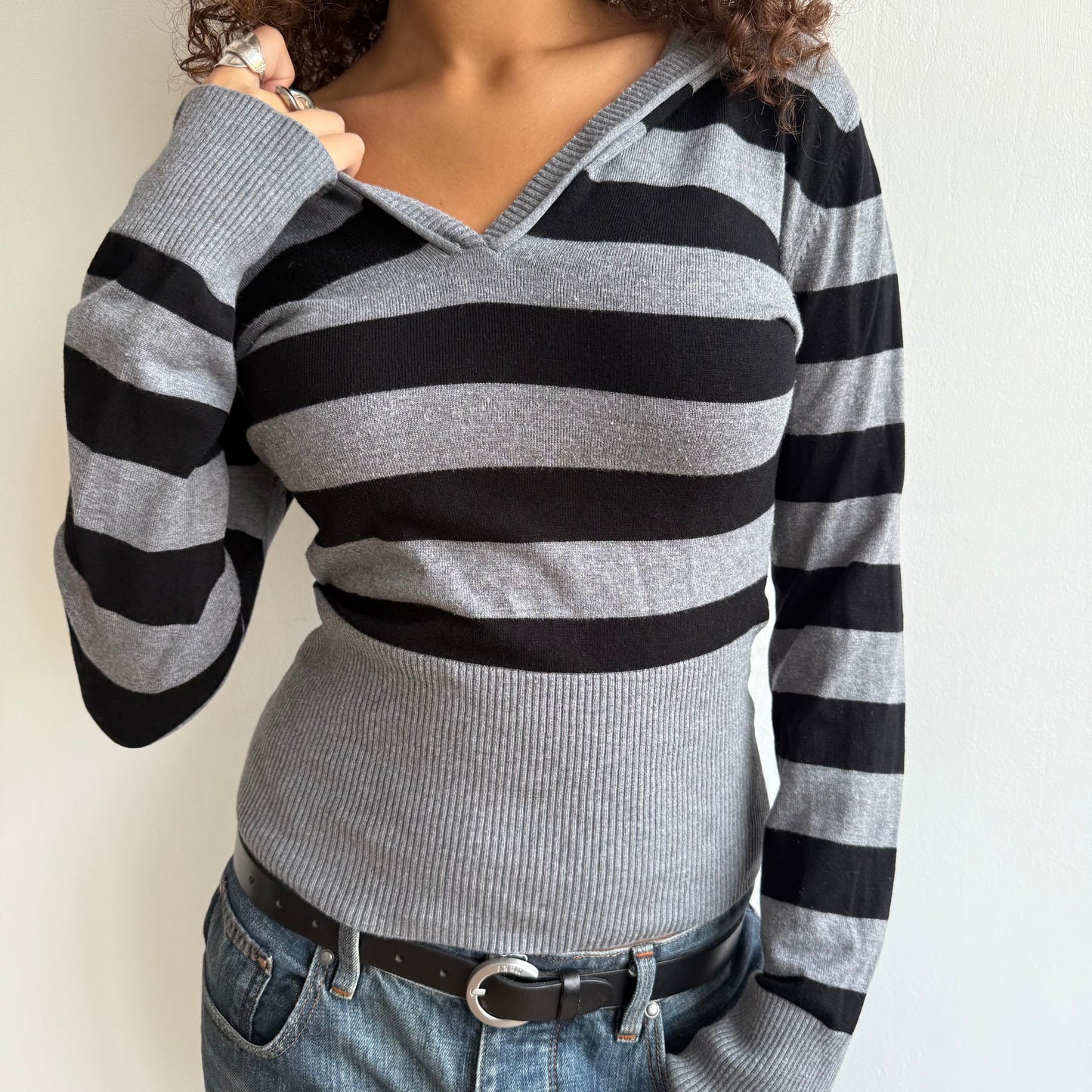 Grey + black striped knit hoodie - Size M