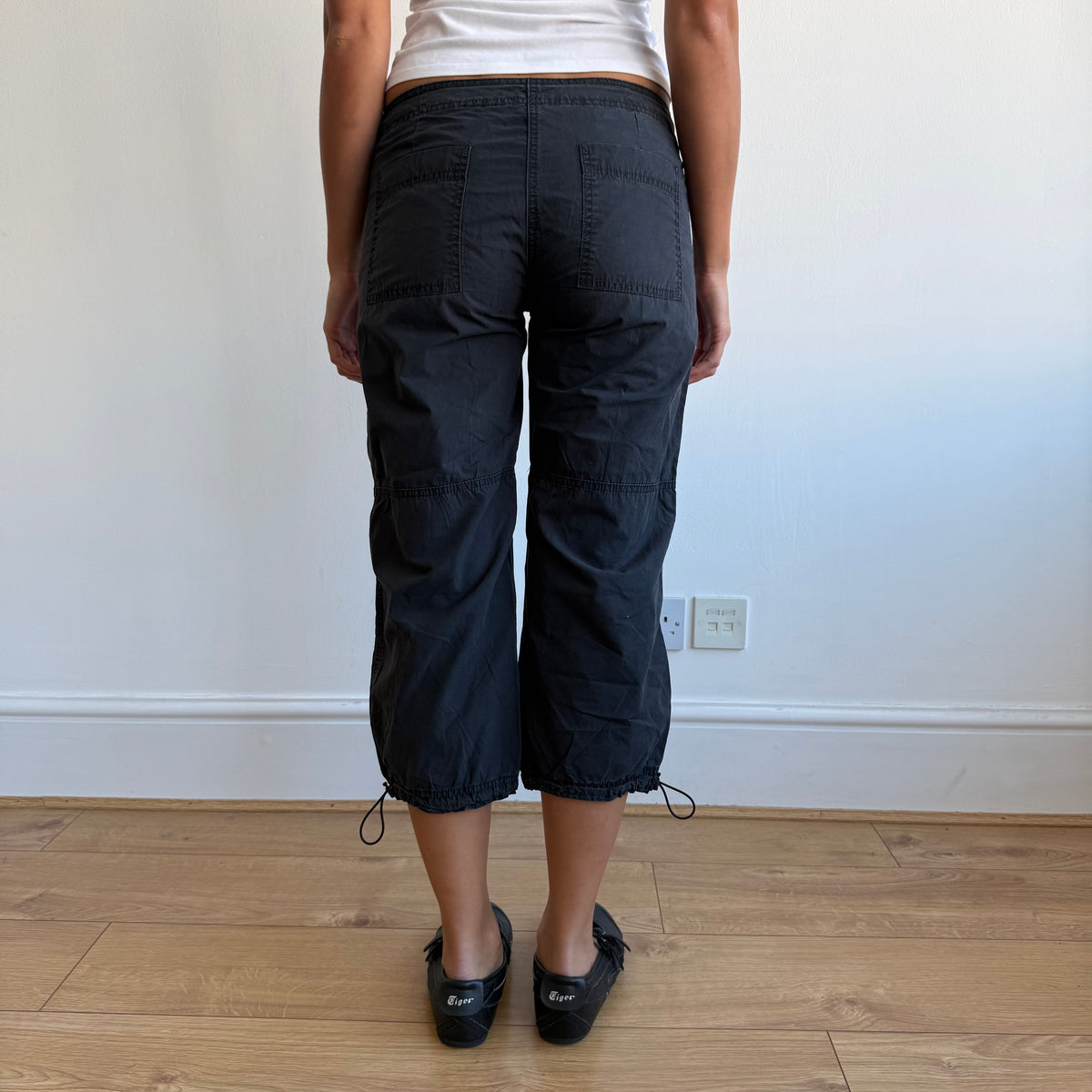 Black toggle cargo capris - Size S