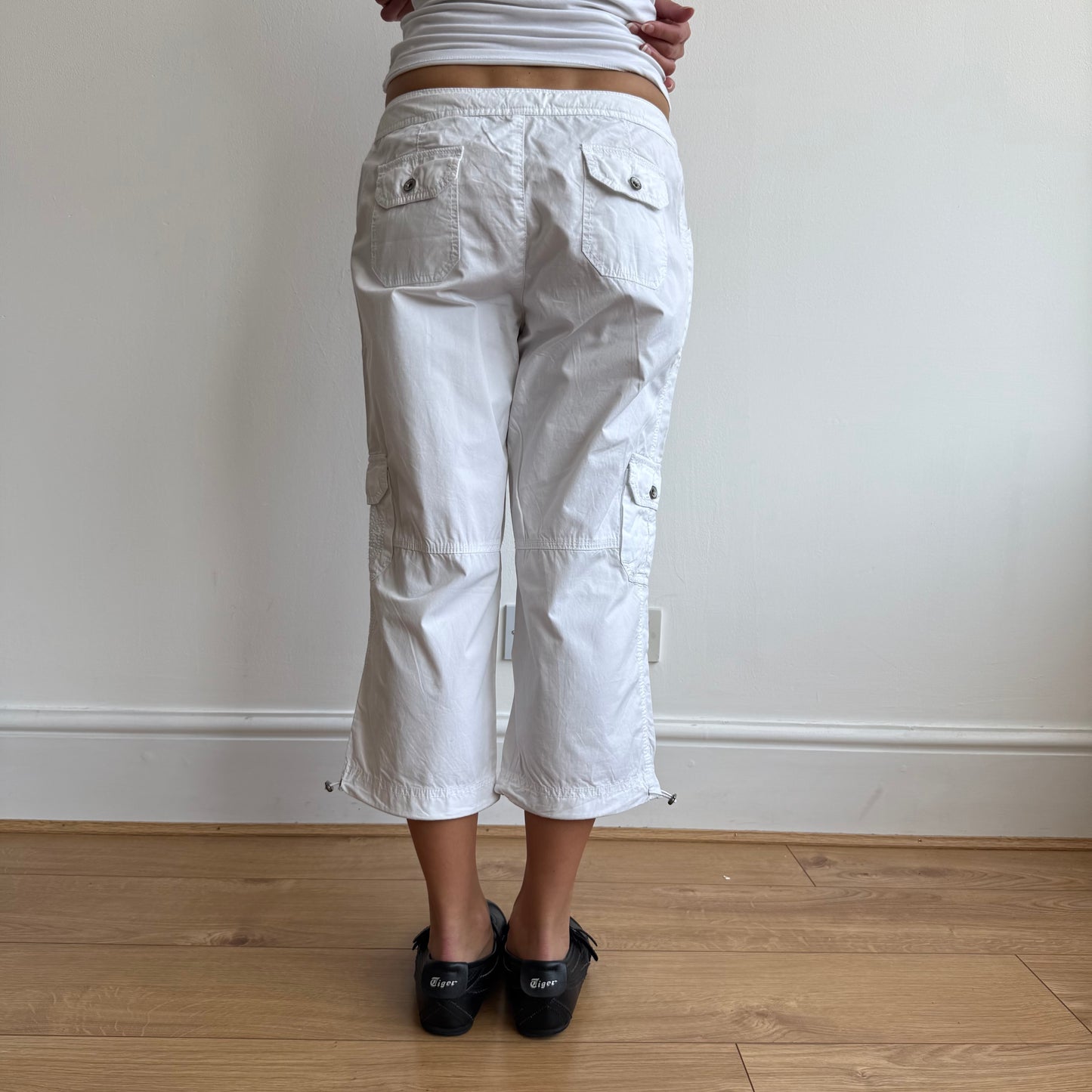 White toggle cargo capris - Size S