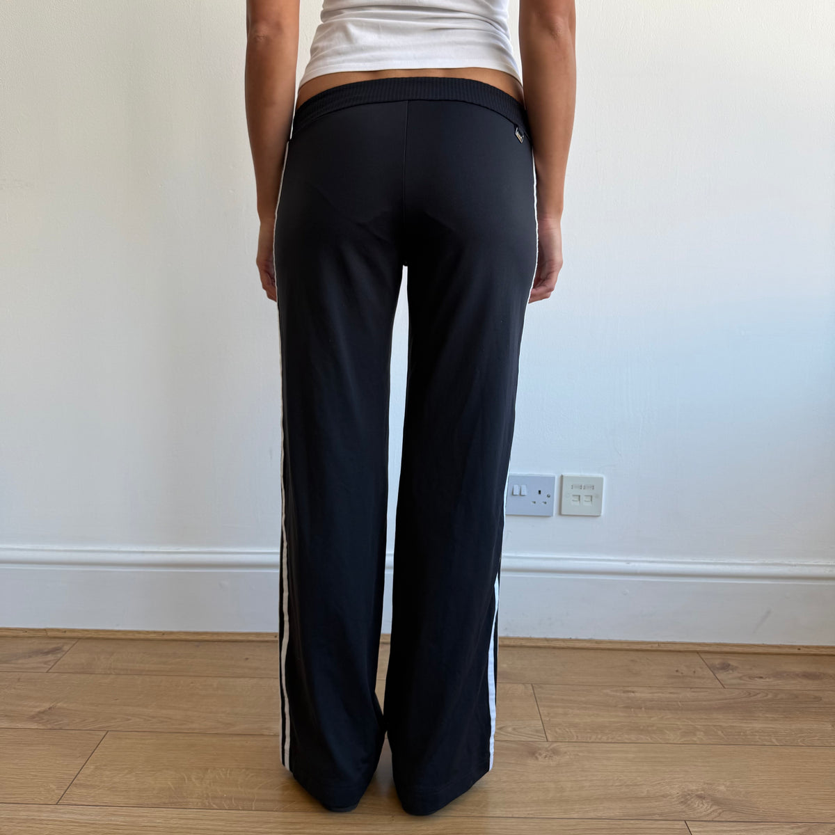 Black v-waist Adidas yoga pants - Size S
