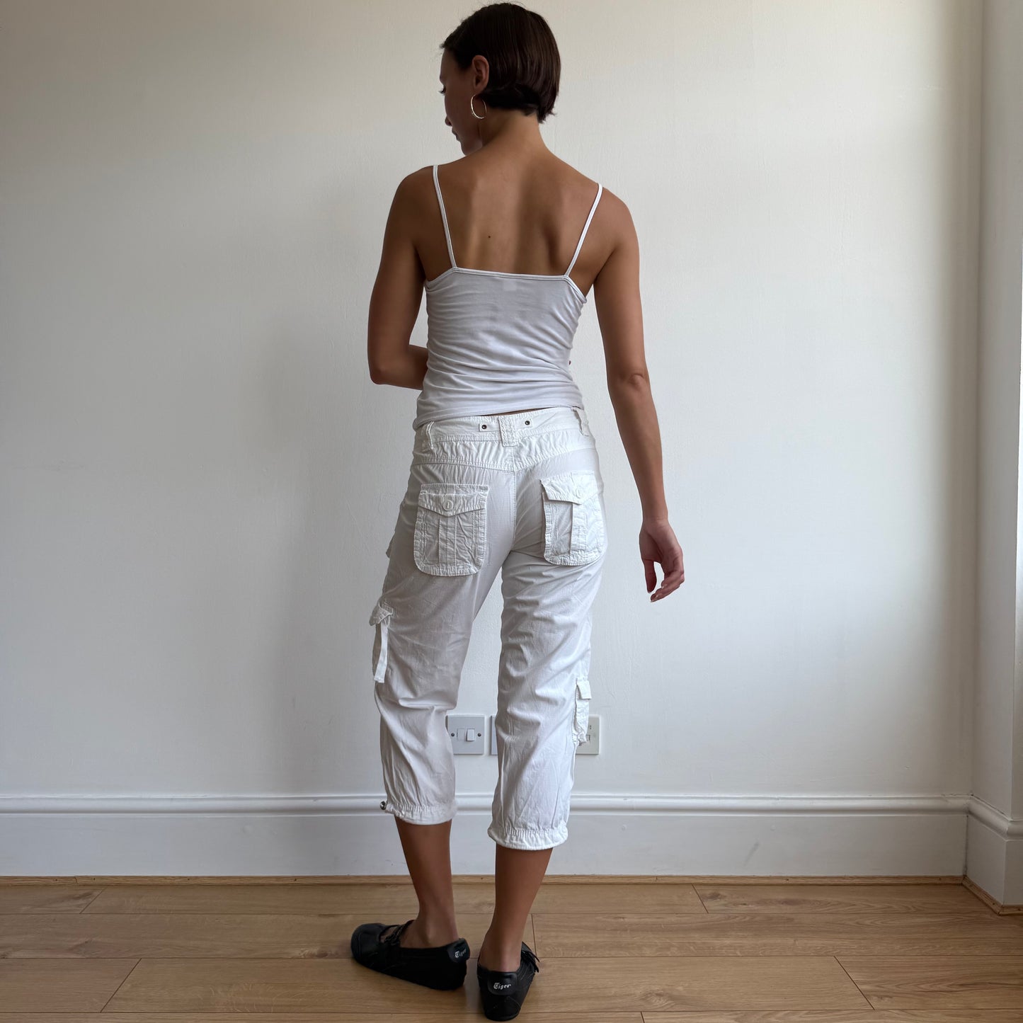 White toggle cargo pocket capris - Size XS