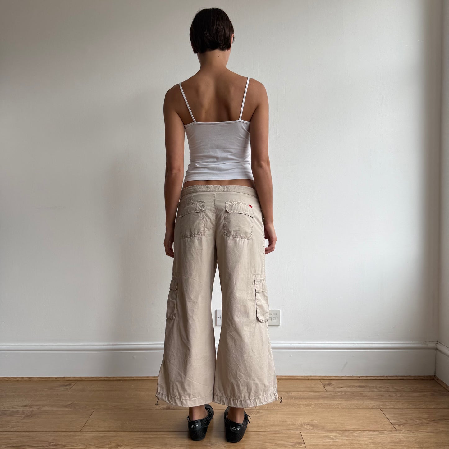 Beige toggle cargo capris - Size M