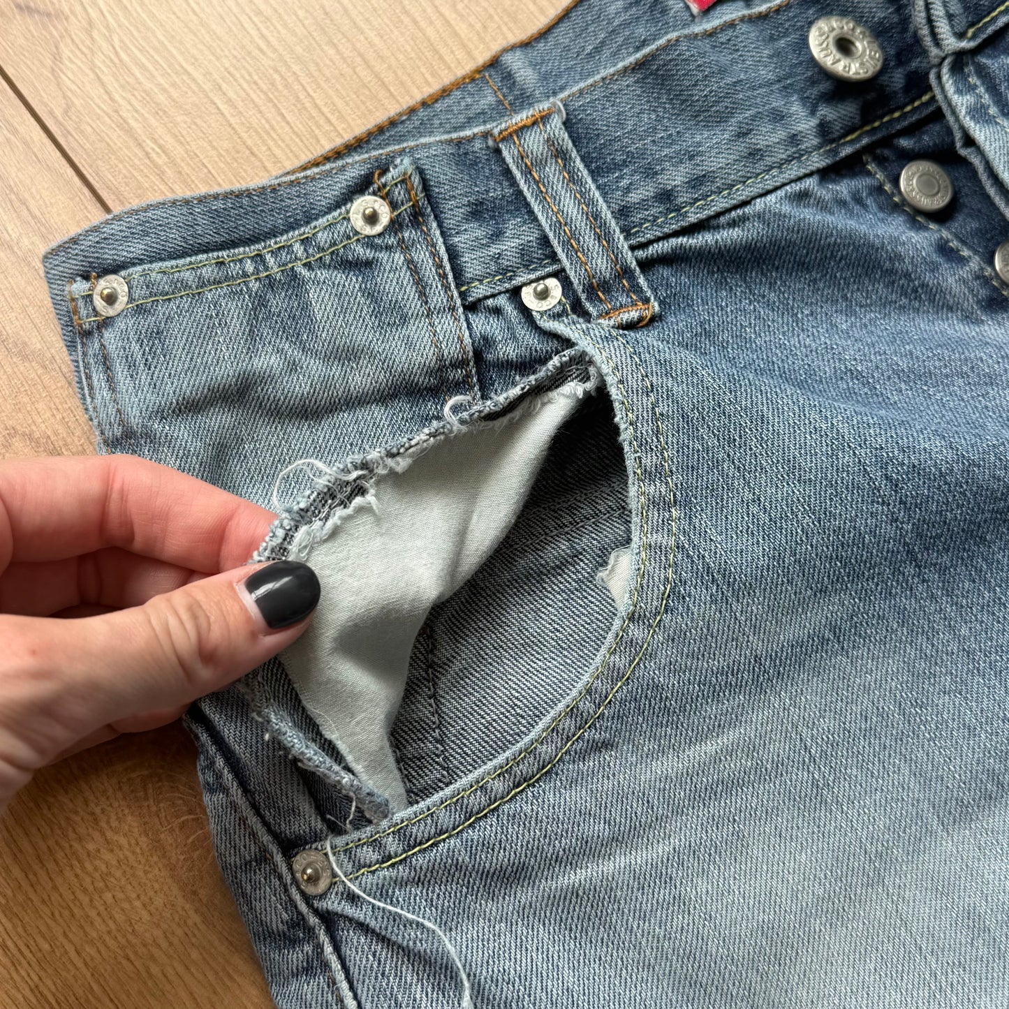 Levi’s cinch back jeans - Size 33x34