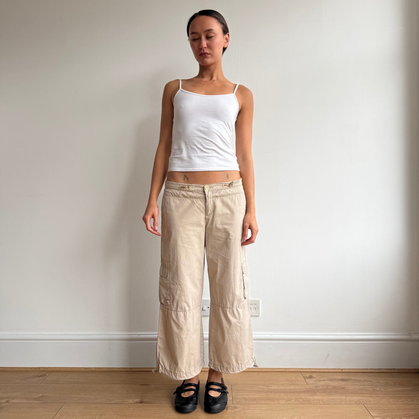 Beige toggle cargo capris - Size M