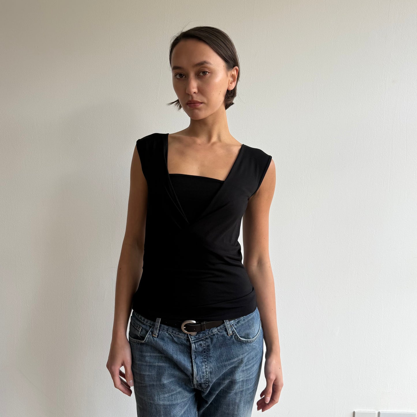 ‘The Keyhole Top’ sleeveless - Black