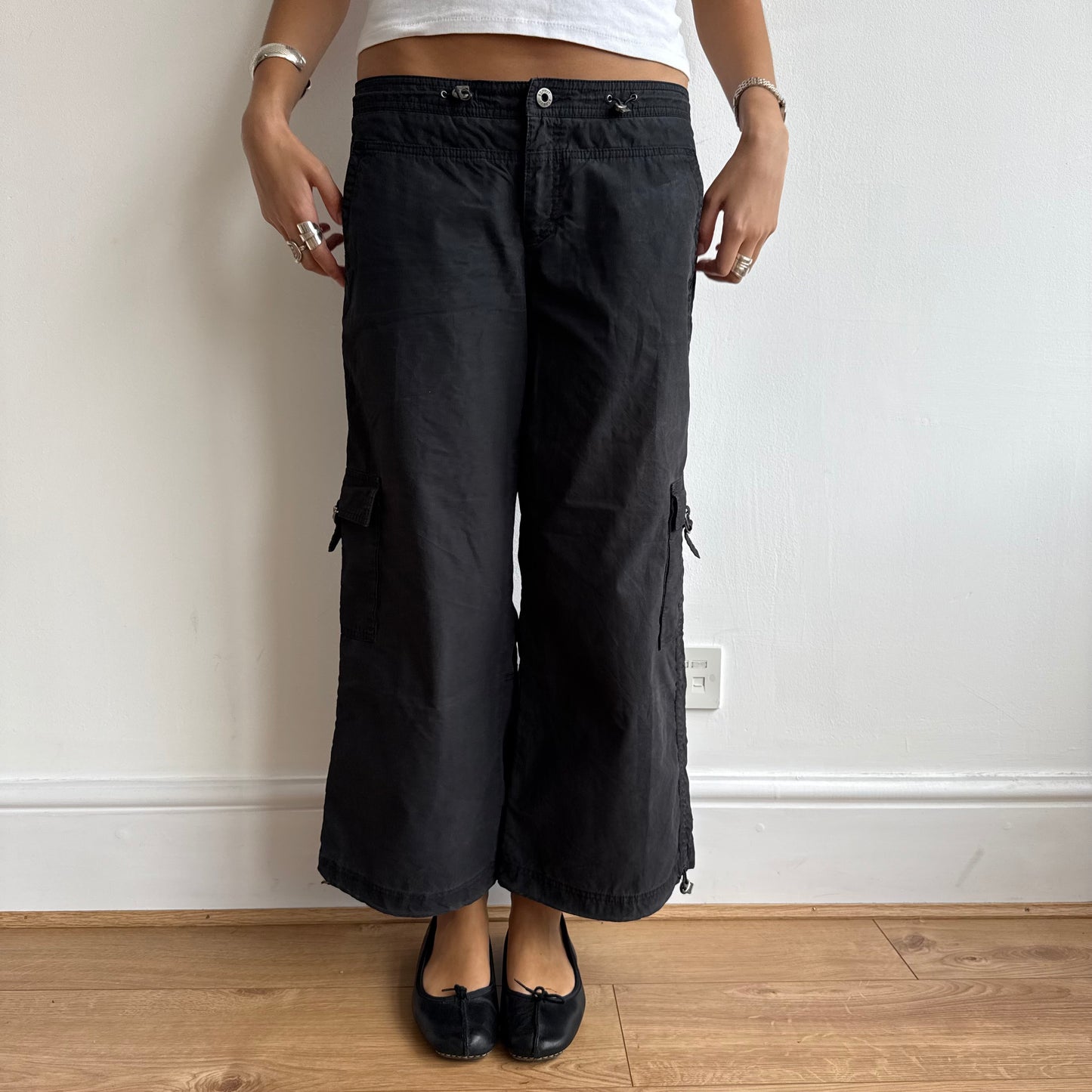 Black toggle cargo capris - Size M