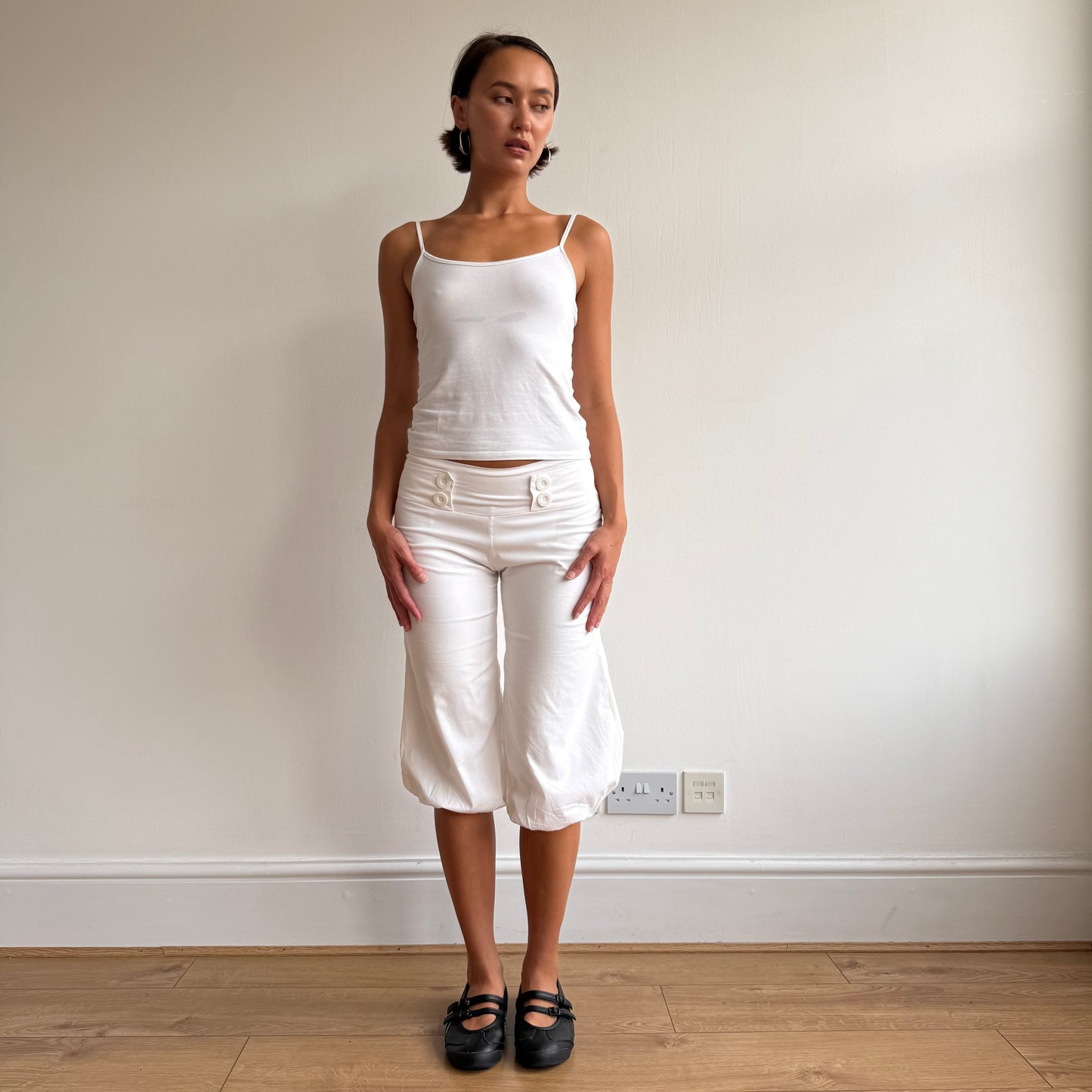 White button pocket front capris - Size S