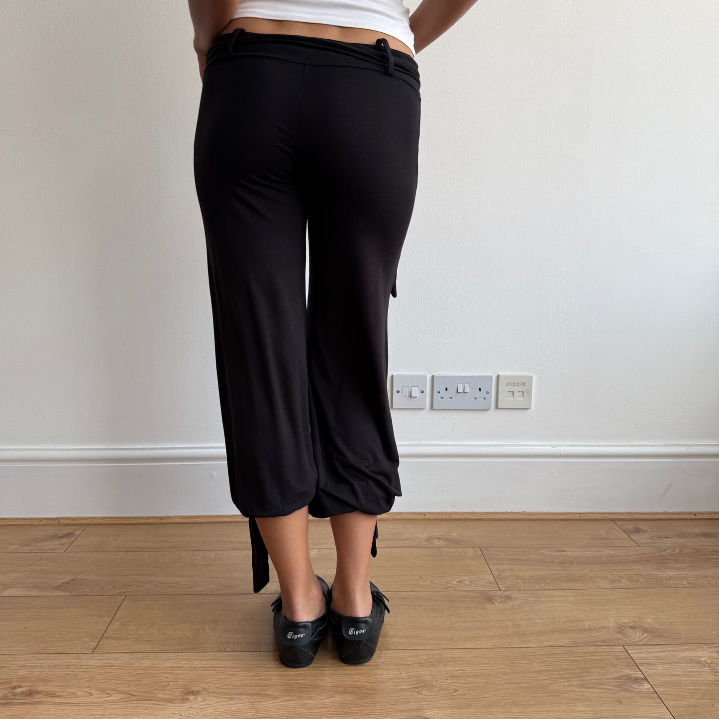 Black bubble tie waist capris - Size S