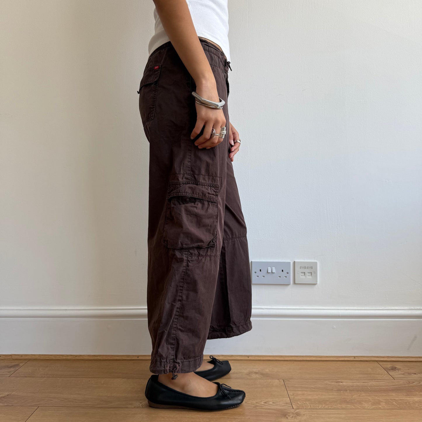 Brown toggle cargo capris - Size M