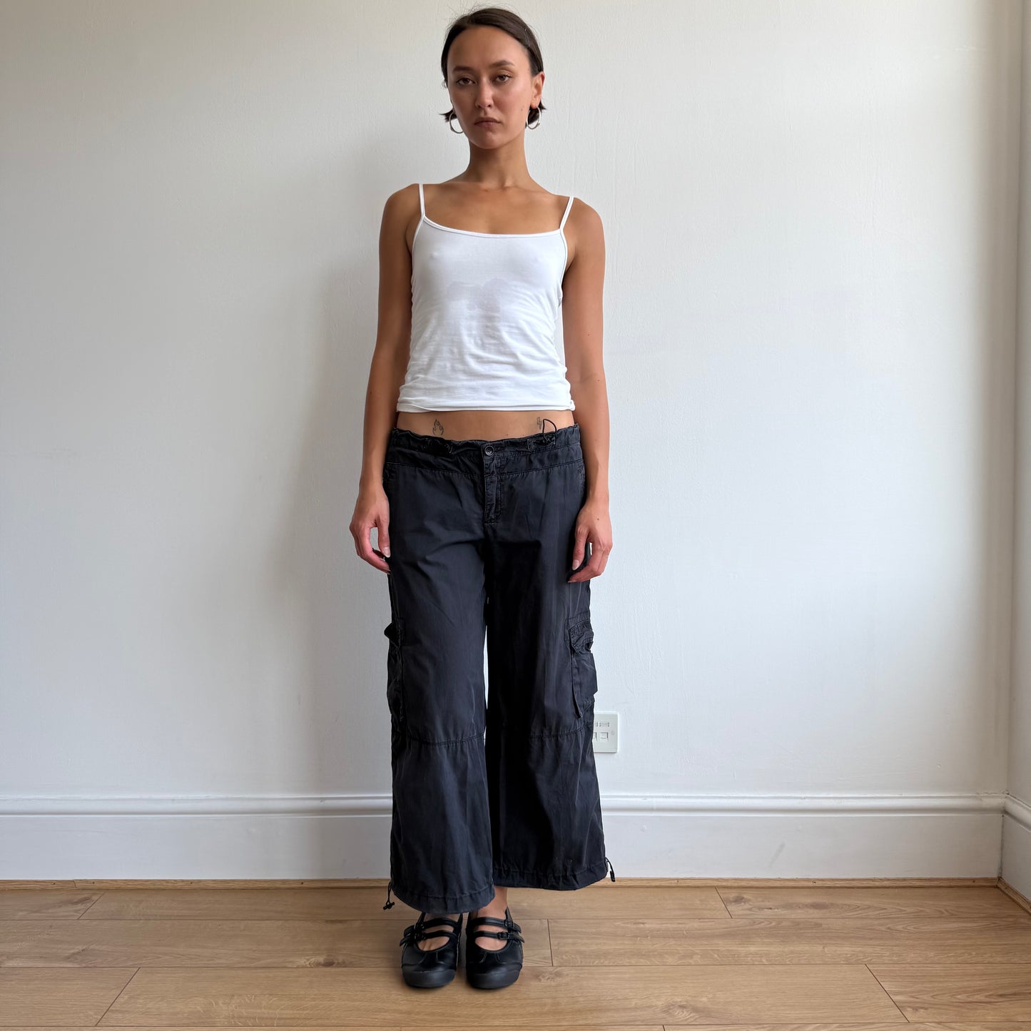 Black toggle cargo capris - Size S/M
