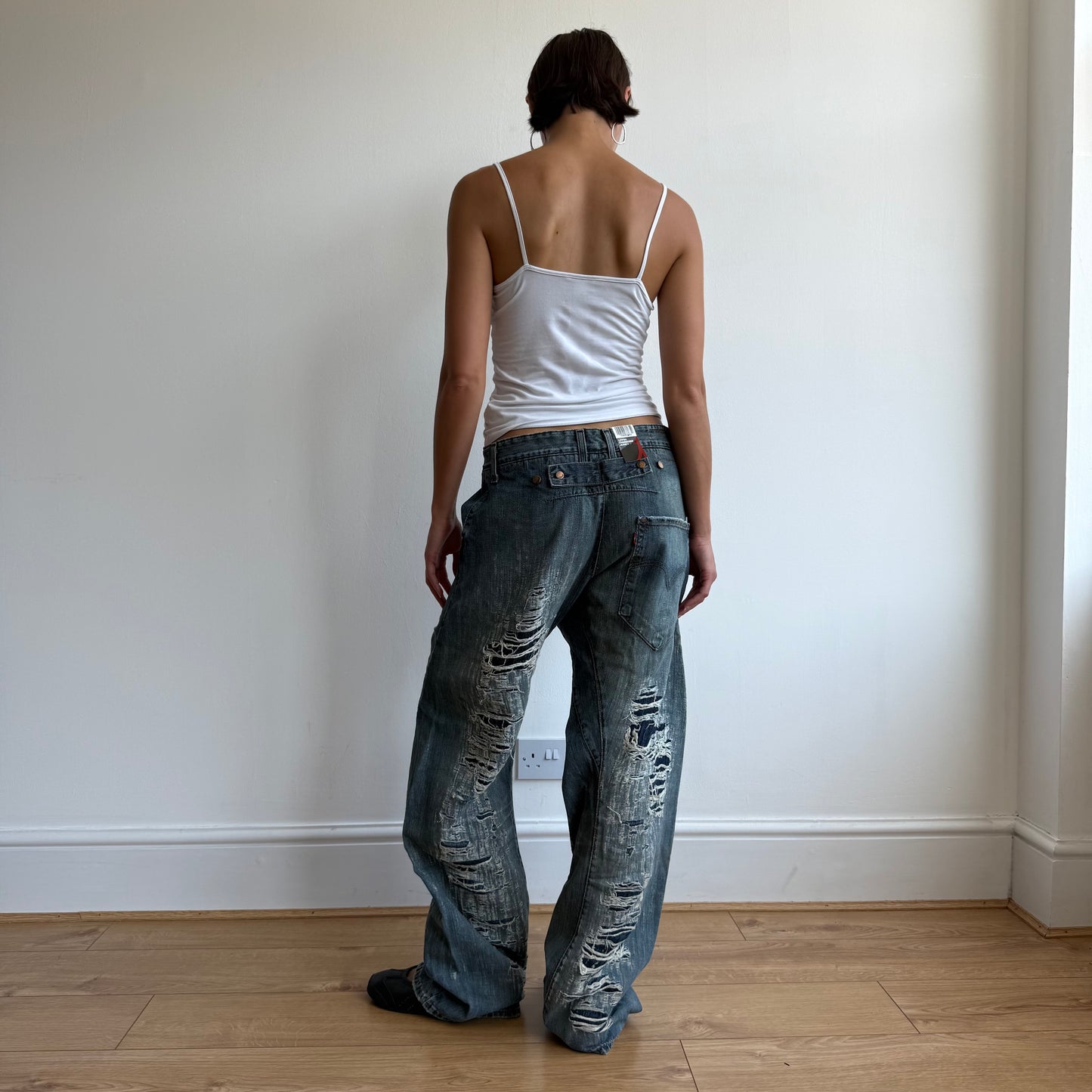 BNWT Levi’s Engineered button back distressed jeans - Size 34x32