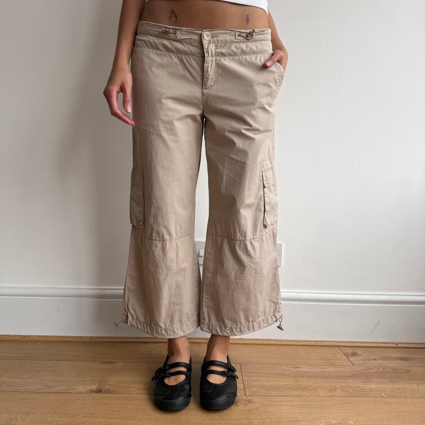 Beige toggle cargo capris - Size M