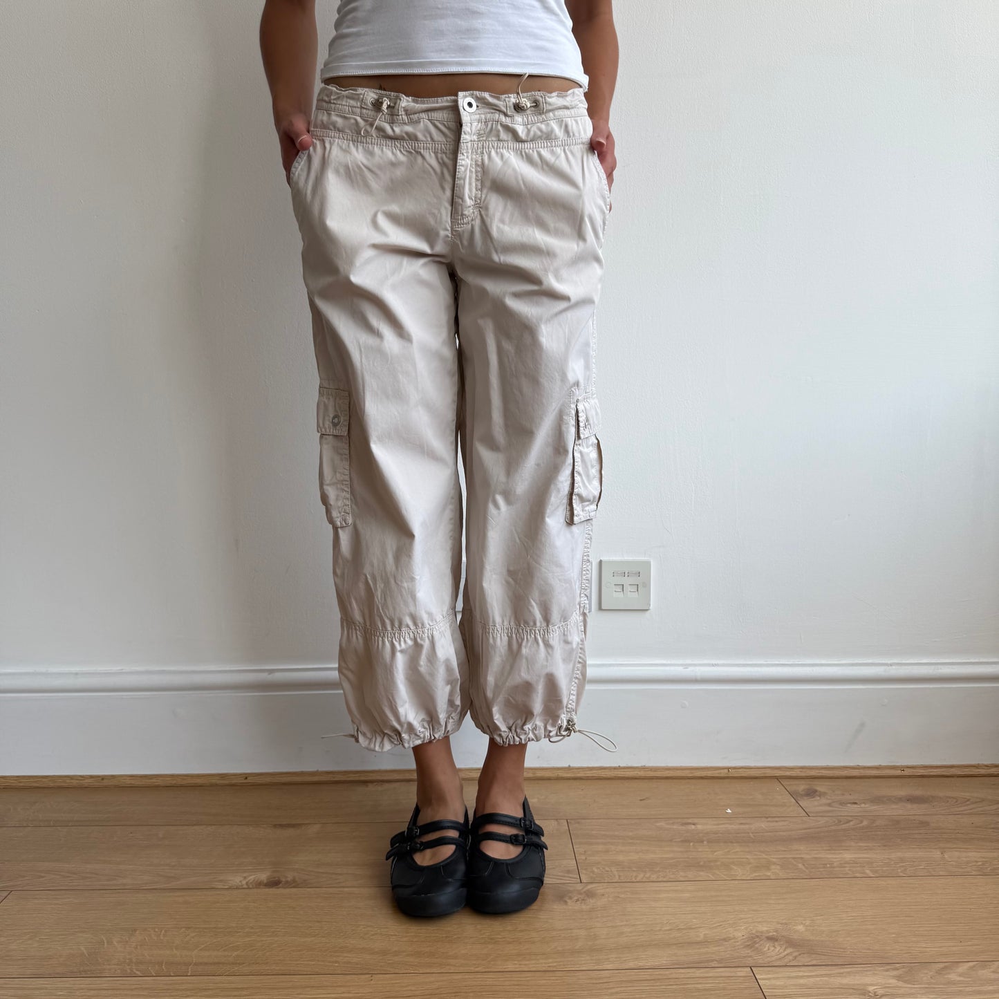 Beige toggle cargo pocket capris - Size S