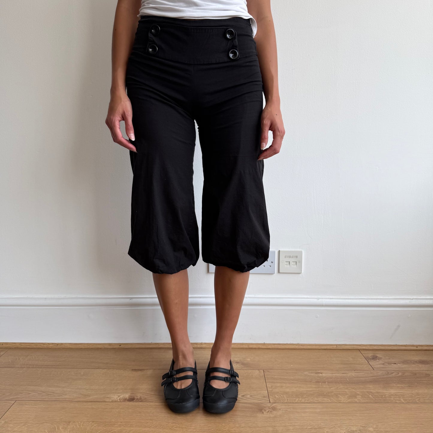 Black button bubble capris - Size XS