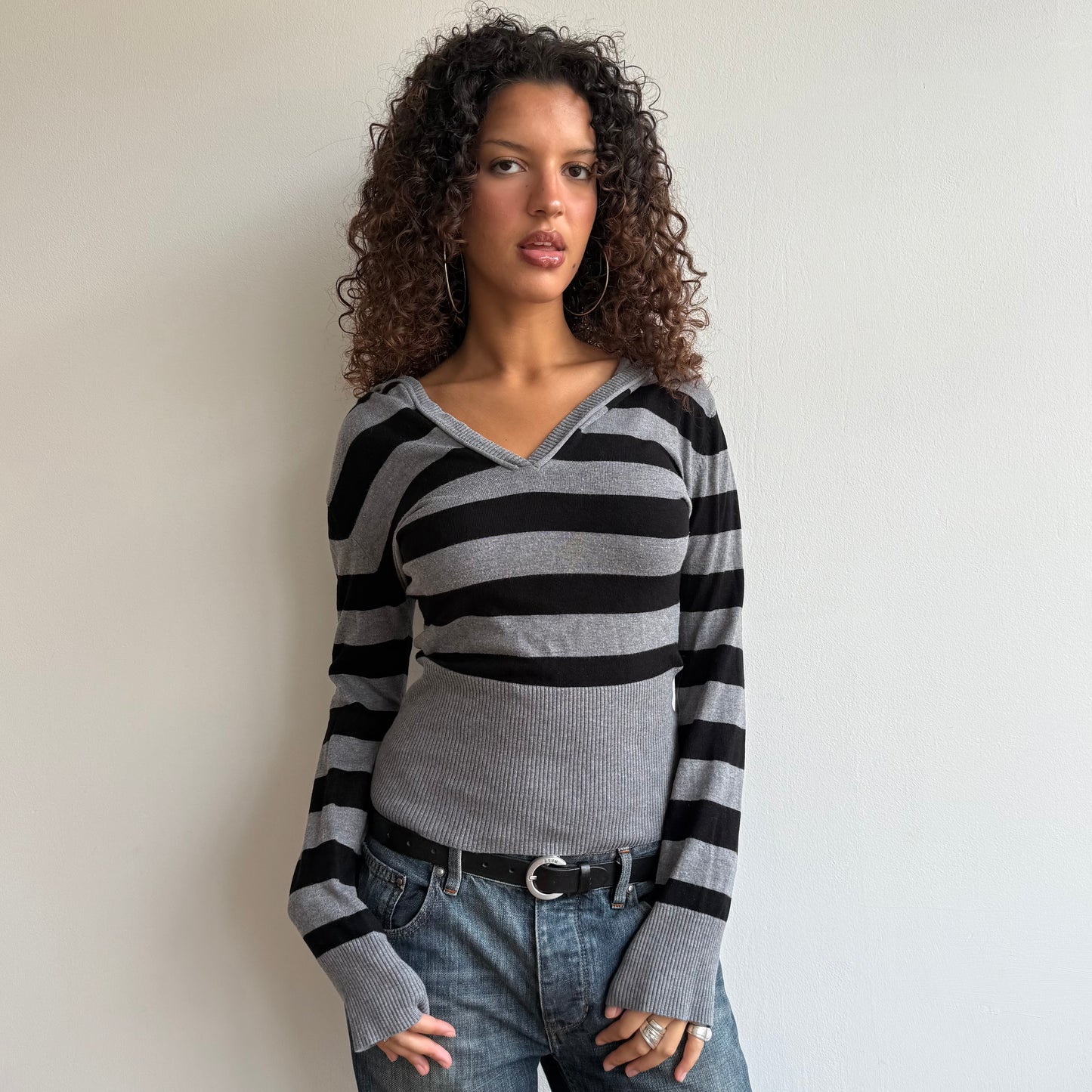 Grey + black striped knit hoodie - Size M