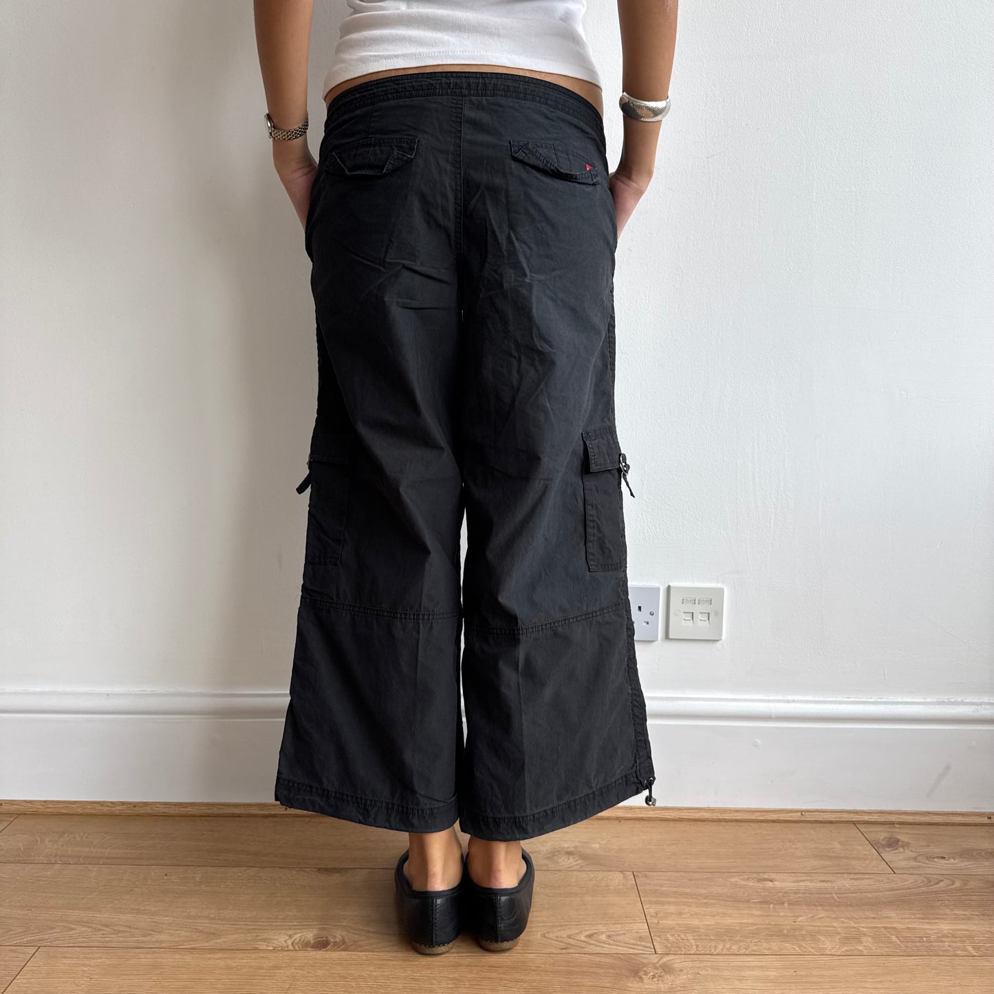 Black toggle cargo capris - Size M