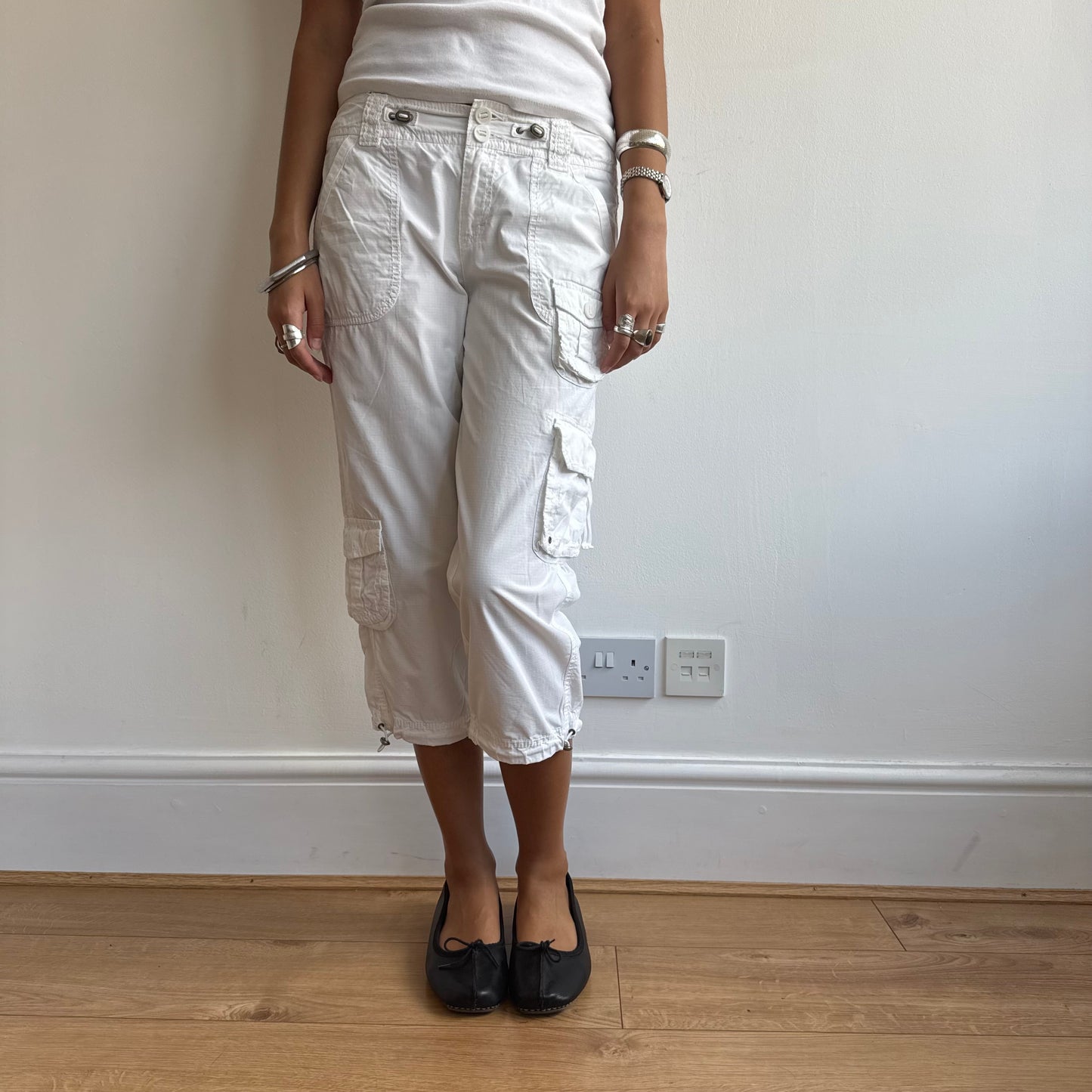 White cargo toggle capris - Size S