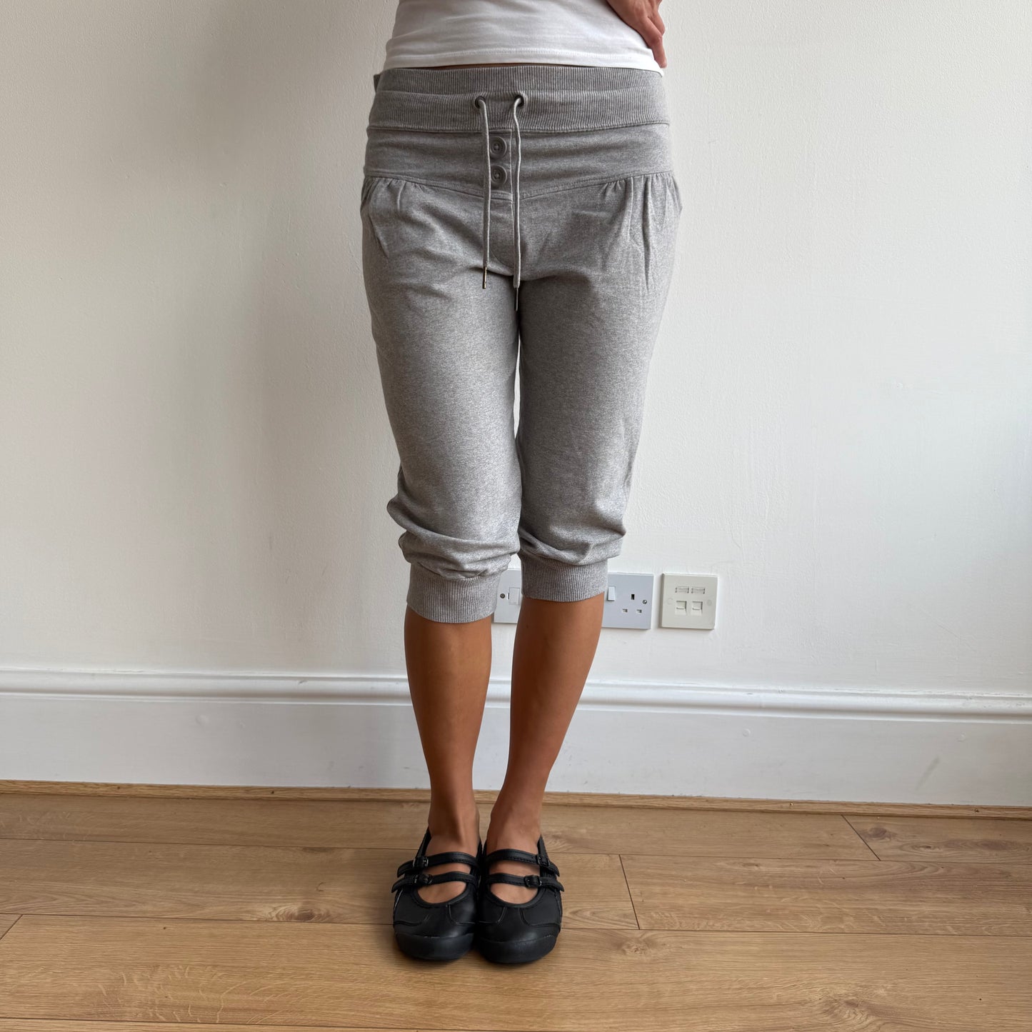 Grey button baloon capris - Size M