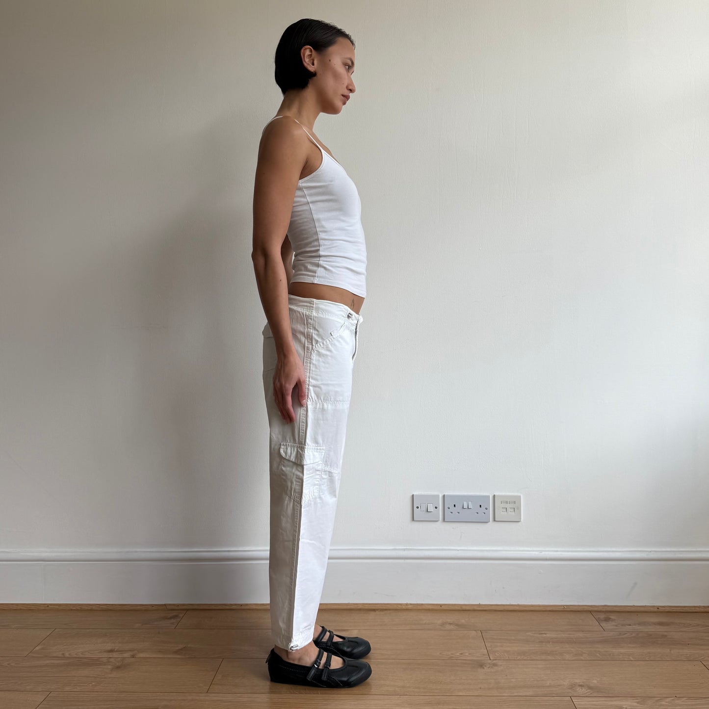 White toggle cargo capris - Size S-M