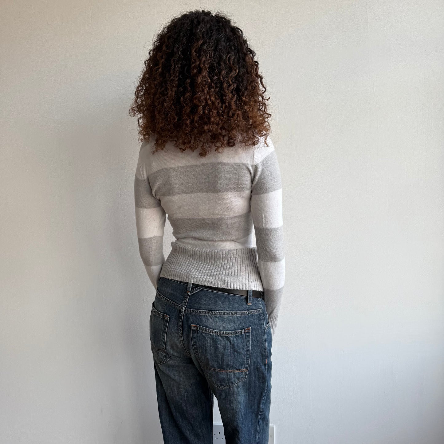 Grey + white v neck knit - Size S/M