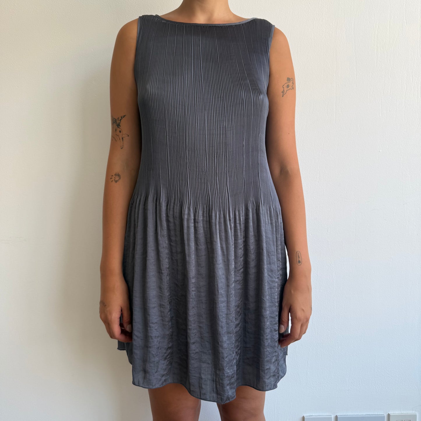 Grey pleated swing dress - Size M