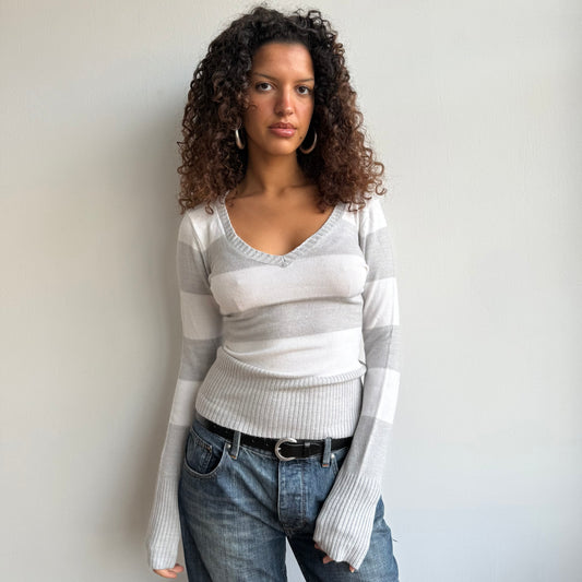Grey + white v neck knit - Size S/M