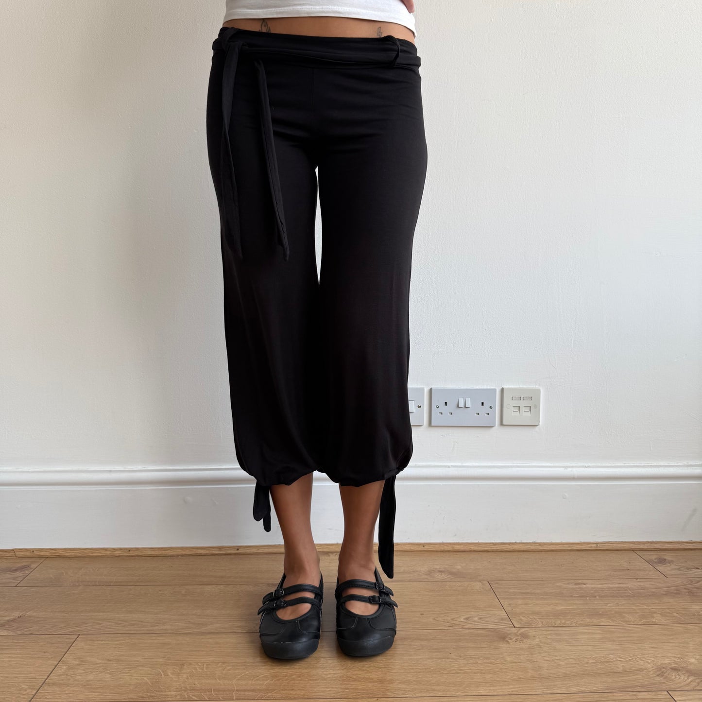 Black bubble tie waist capris - Size S
