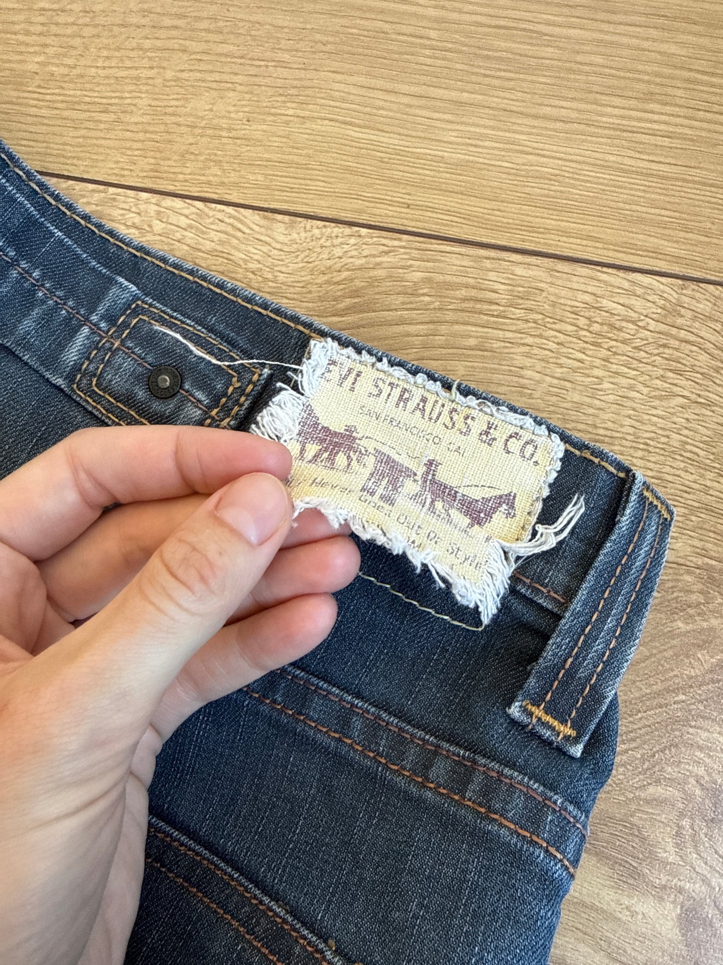 Levi’s cinch back jeans - Size M