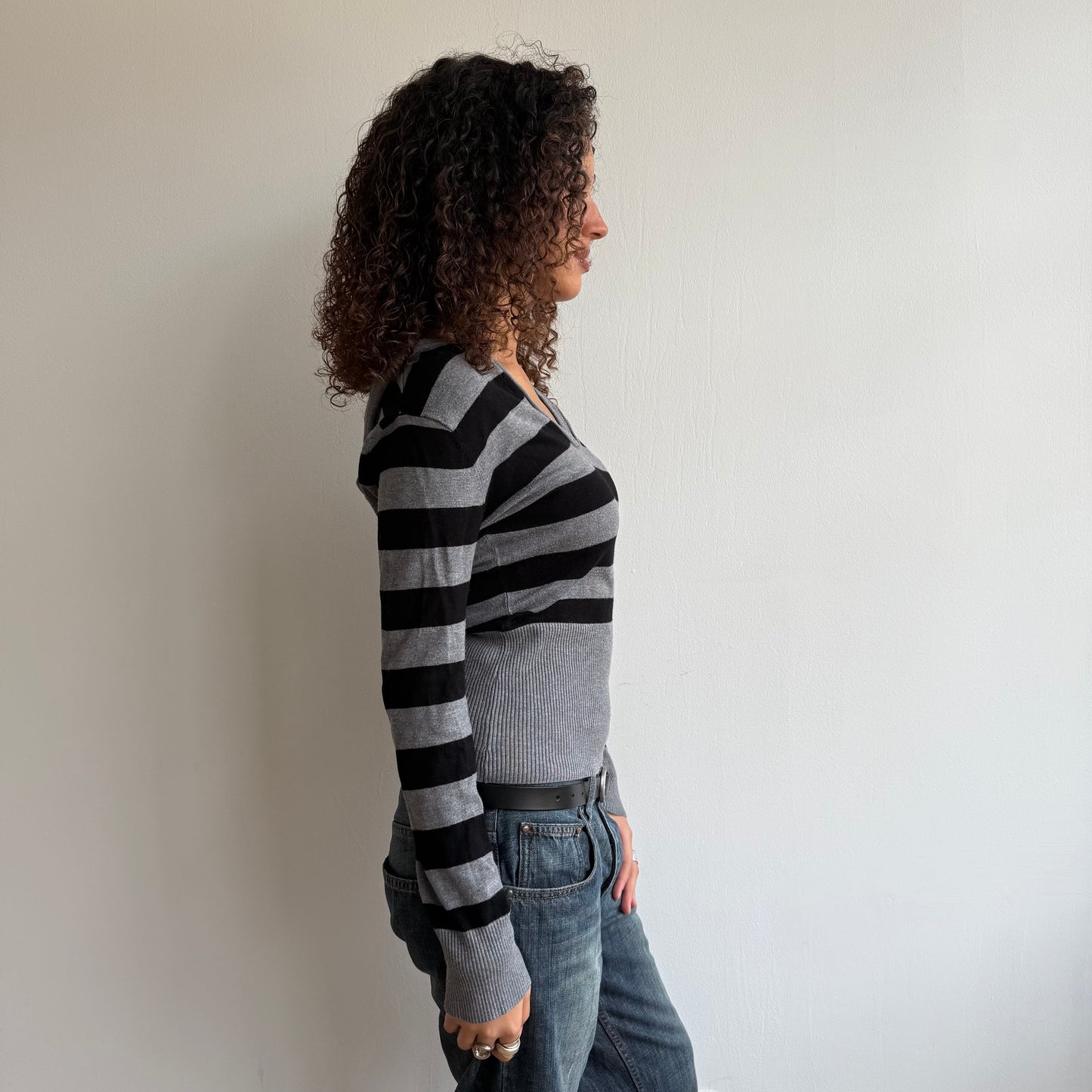 Grey + black striped knit hoodie - Size M