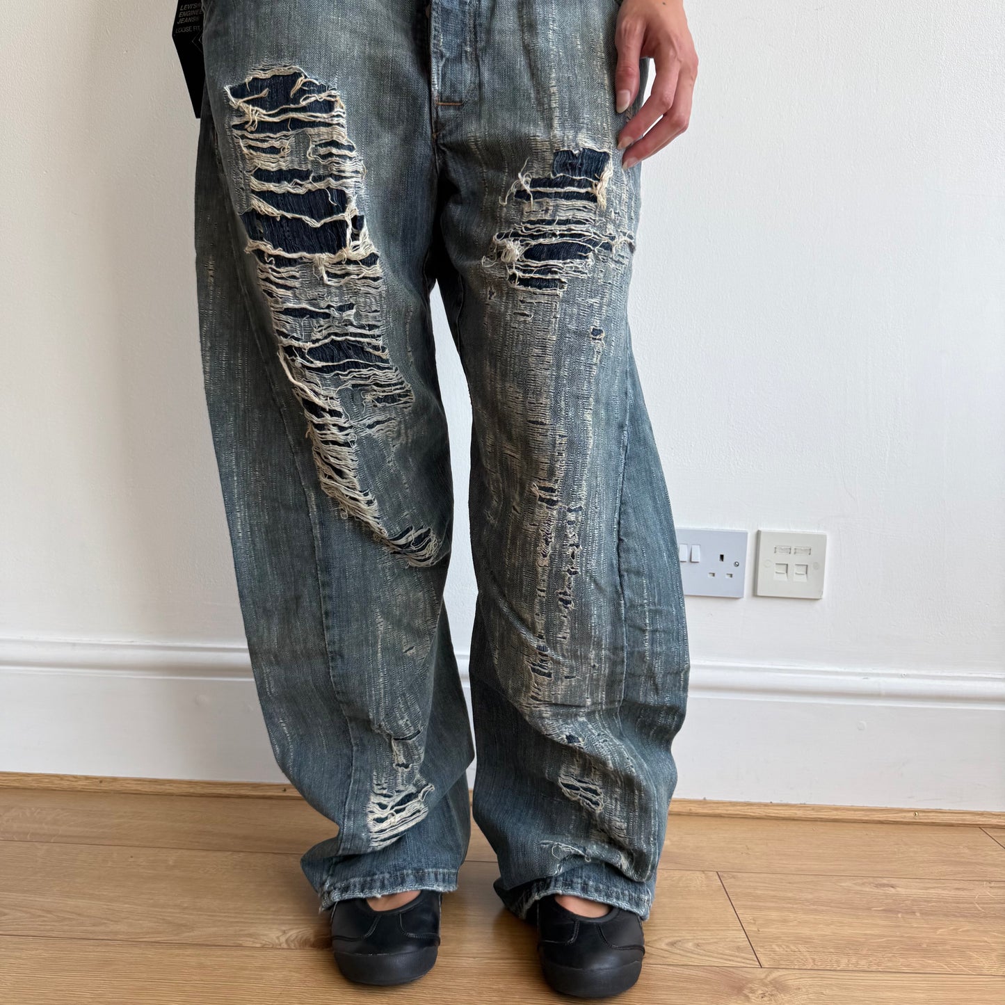 BNWT Levi’s Engineered button back distressed jeans - Size 34x32