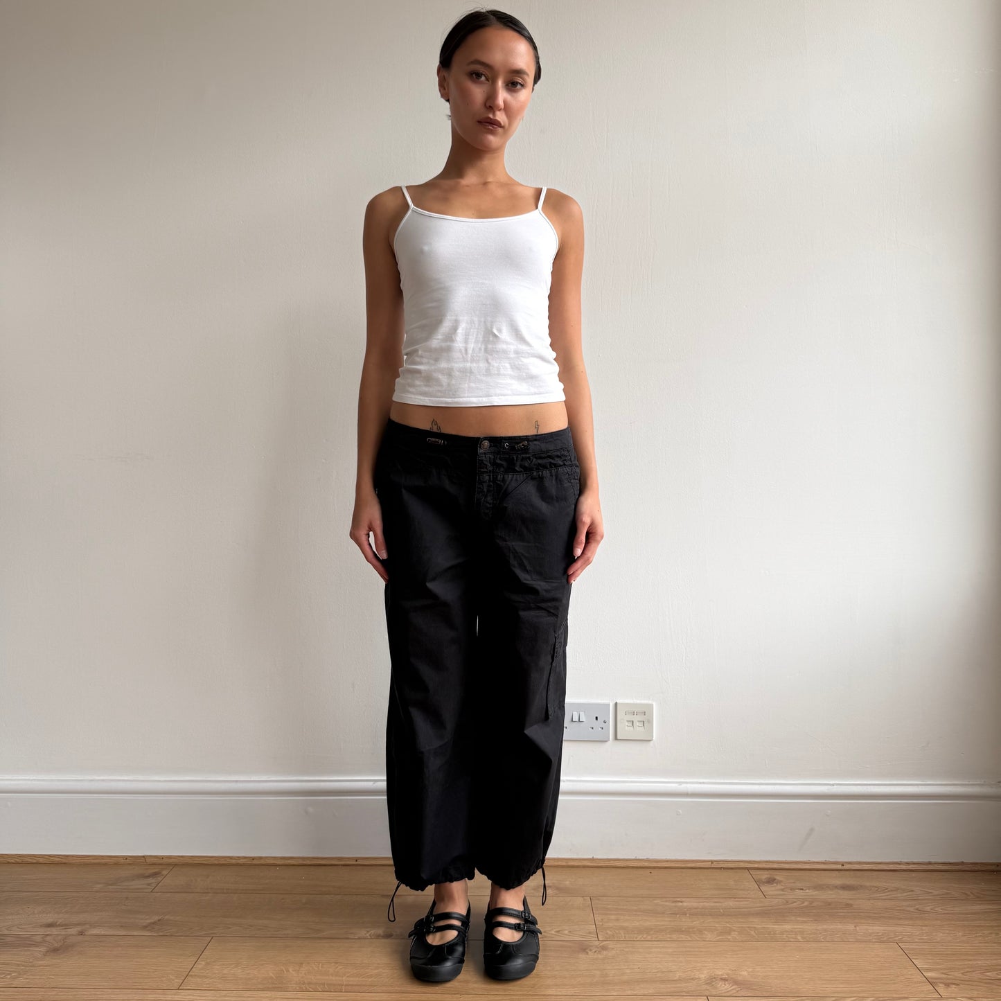 Black toggle cargo capris - Size M