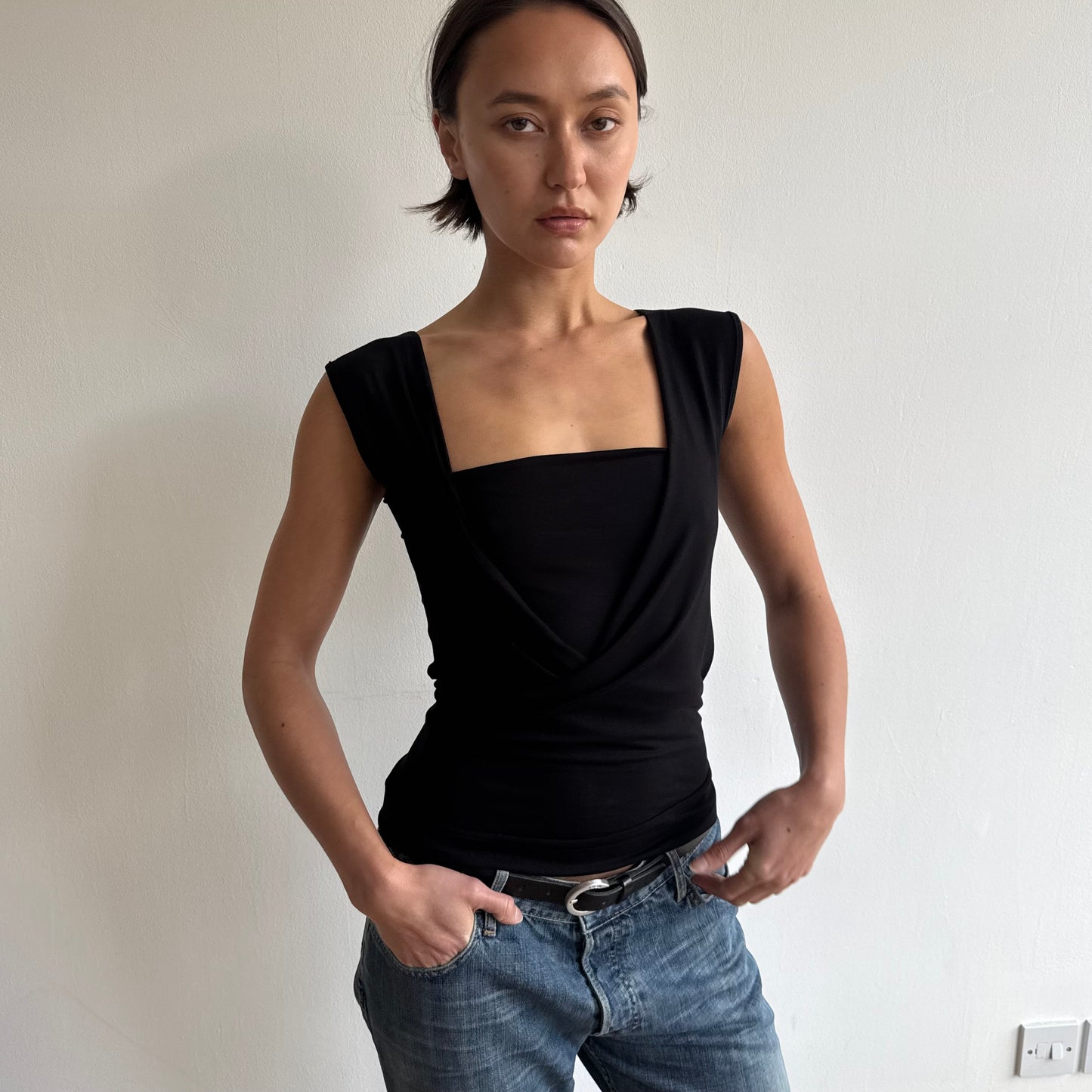 ‘The Keyhole Top’ sleeveless - Black