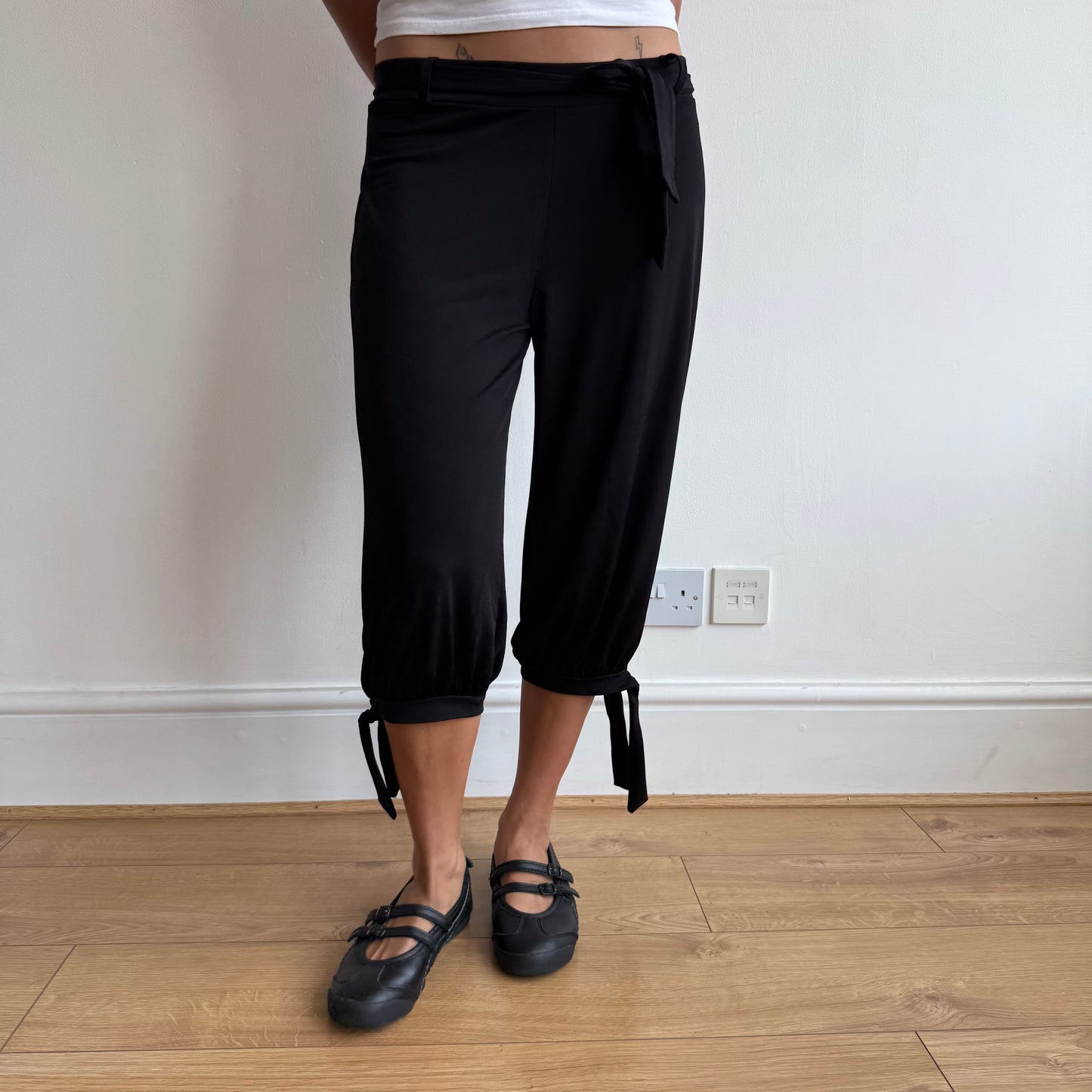 Black bubble tie belt capris - Size S