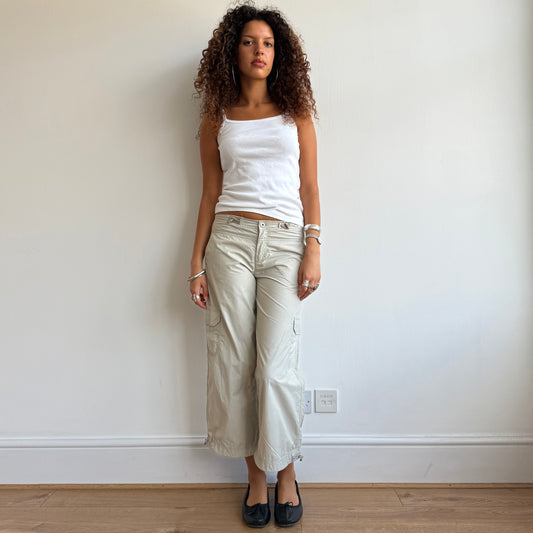 Beige toggle cargo capris - Size M
