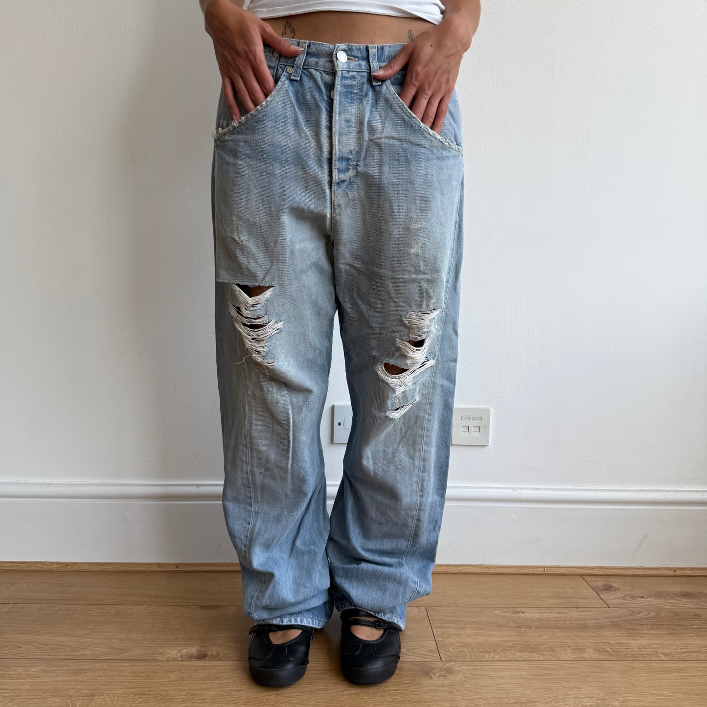 Levi’s engineered light wash distressed jeans - Size 33x34