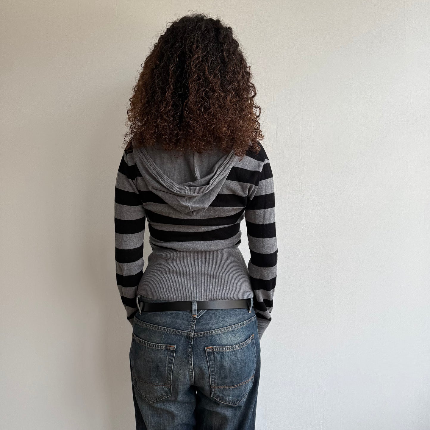 Grey + black striped knit hoodie - Size M