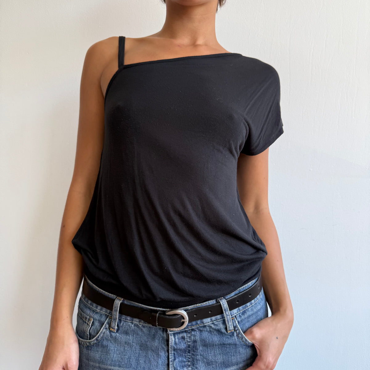 Black asymmetric shoulder top - Size M