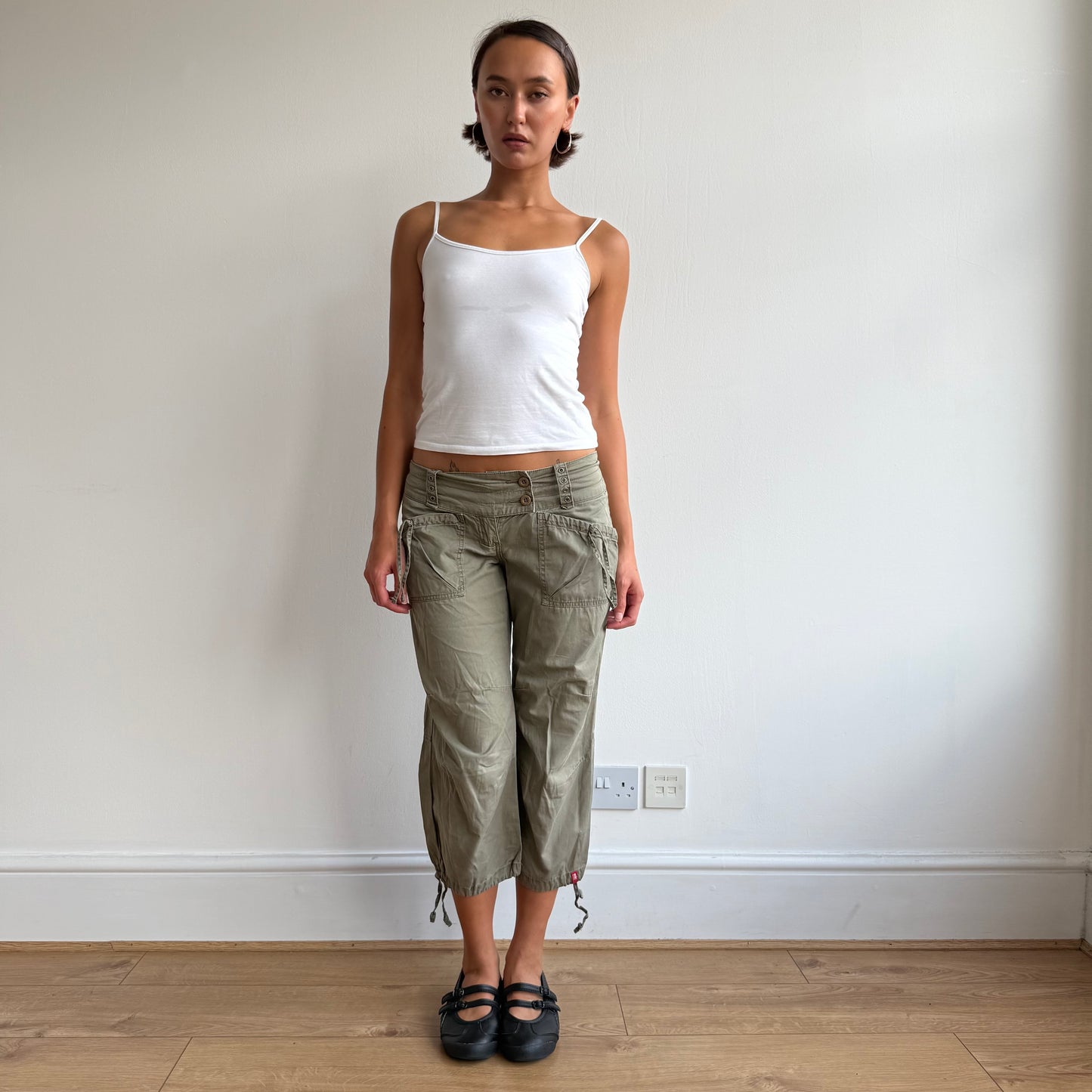 Khaki cargo grommet capris - Size S