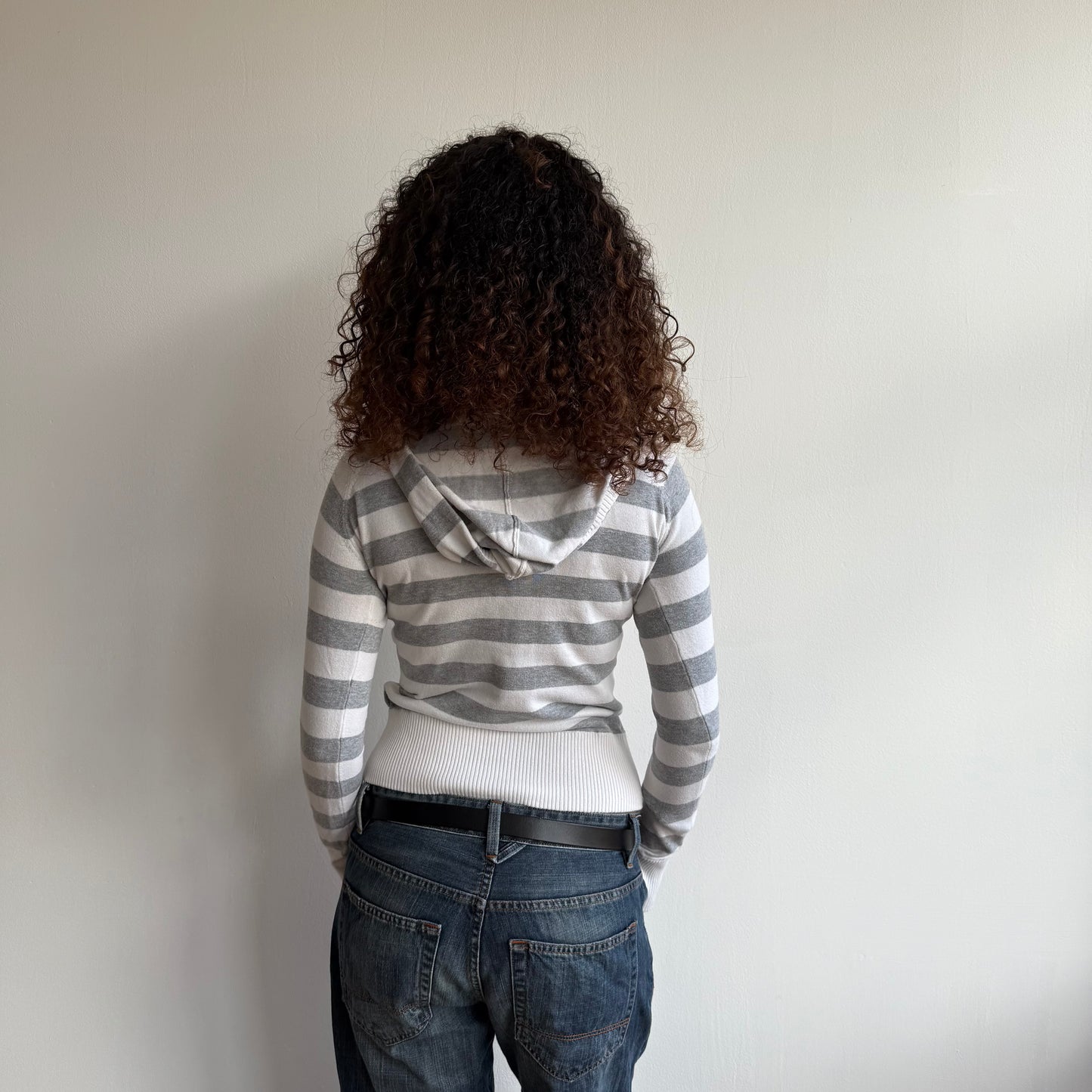 Grey + white striped knit hoodie - Size S