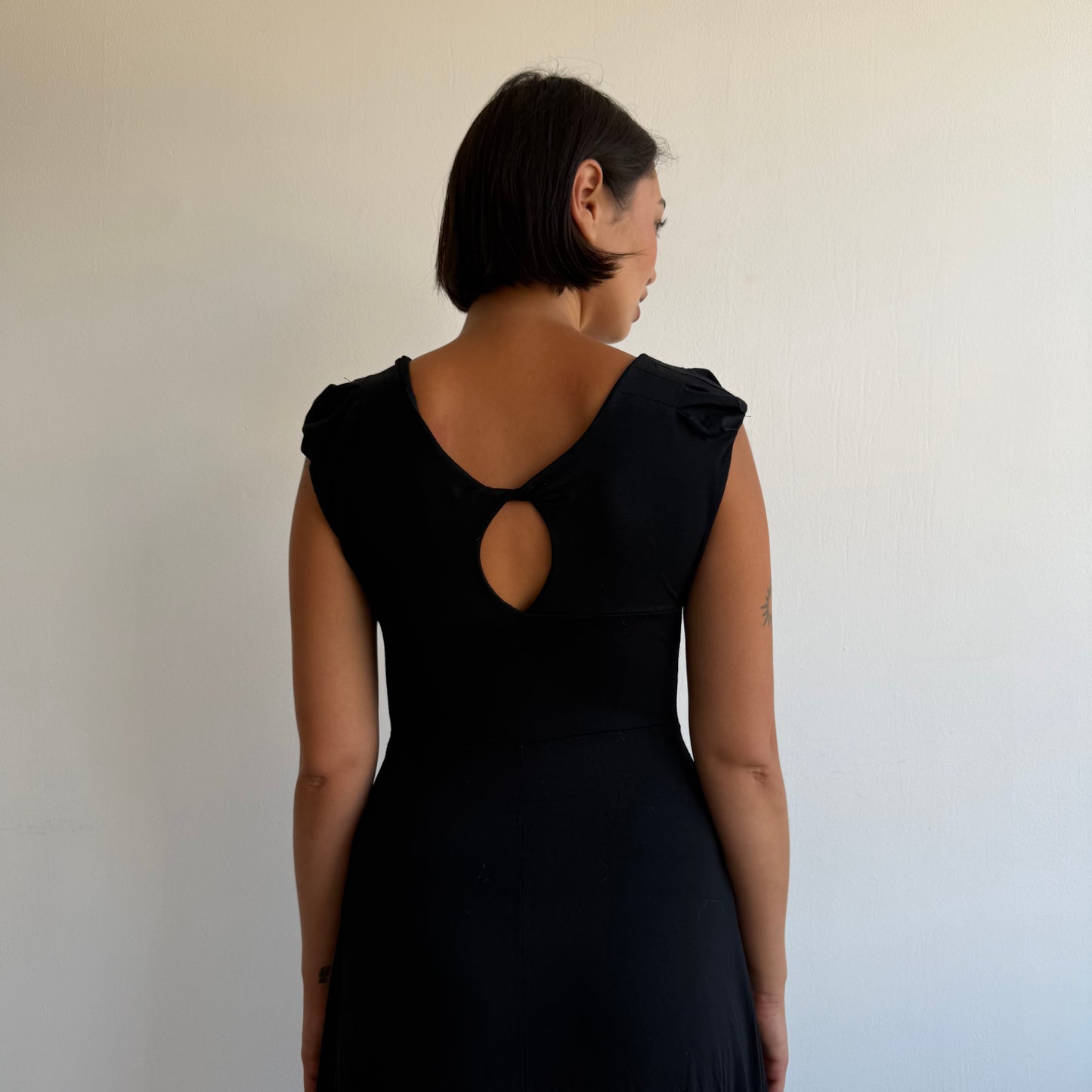 Black twist keyhole midi dress - Size M