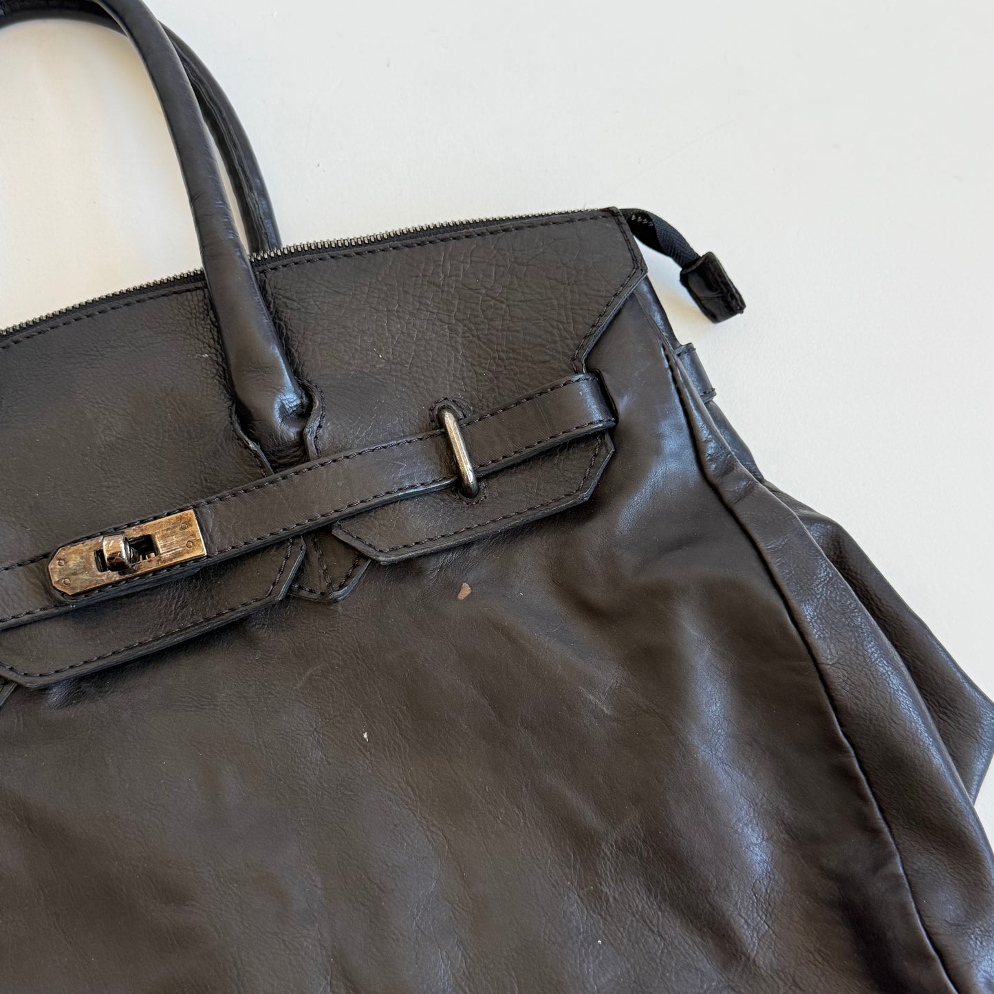 Black leather ‘firkin’ bag - One Size